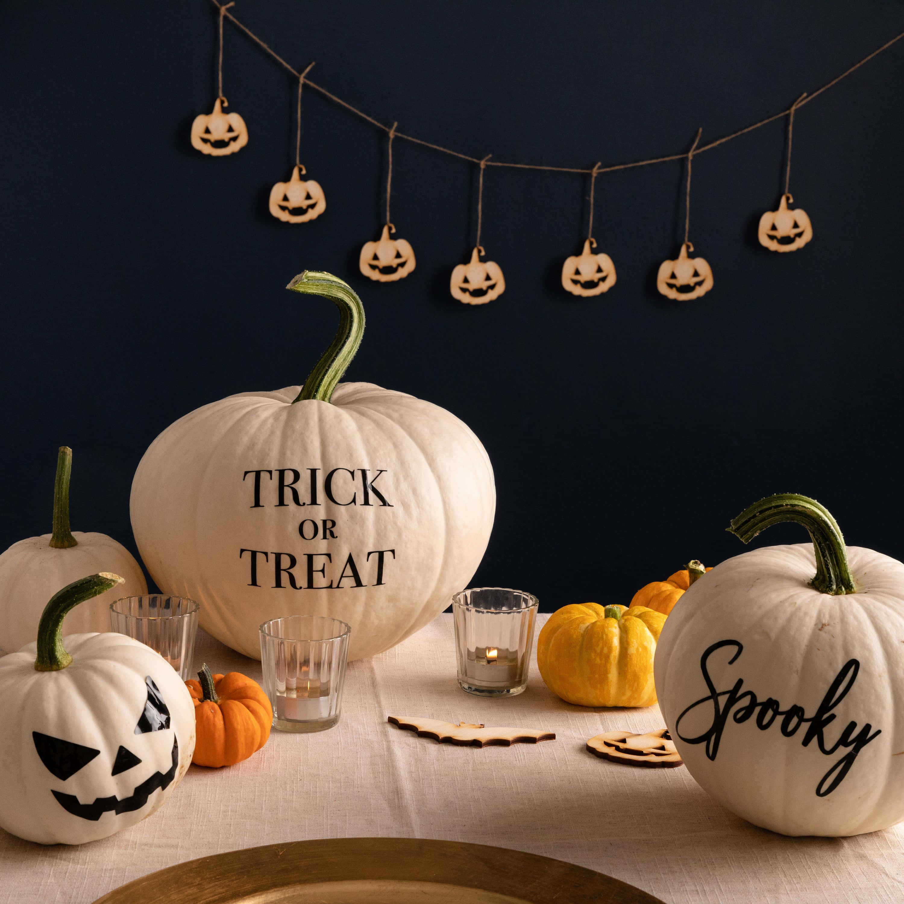 Hvit Halloween-gresskar med søtt design Bakgrunner