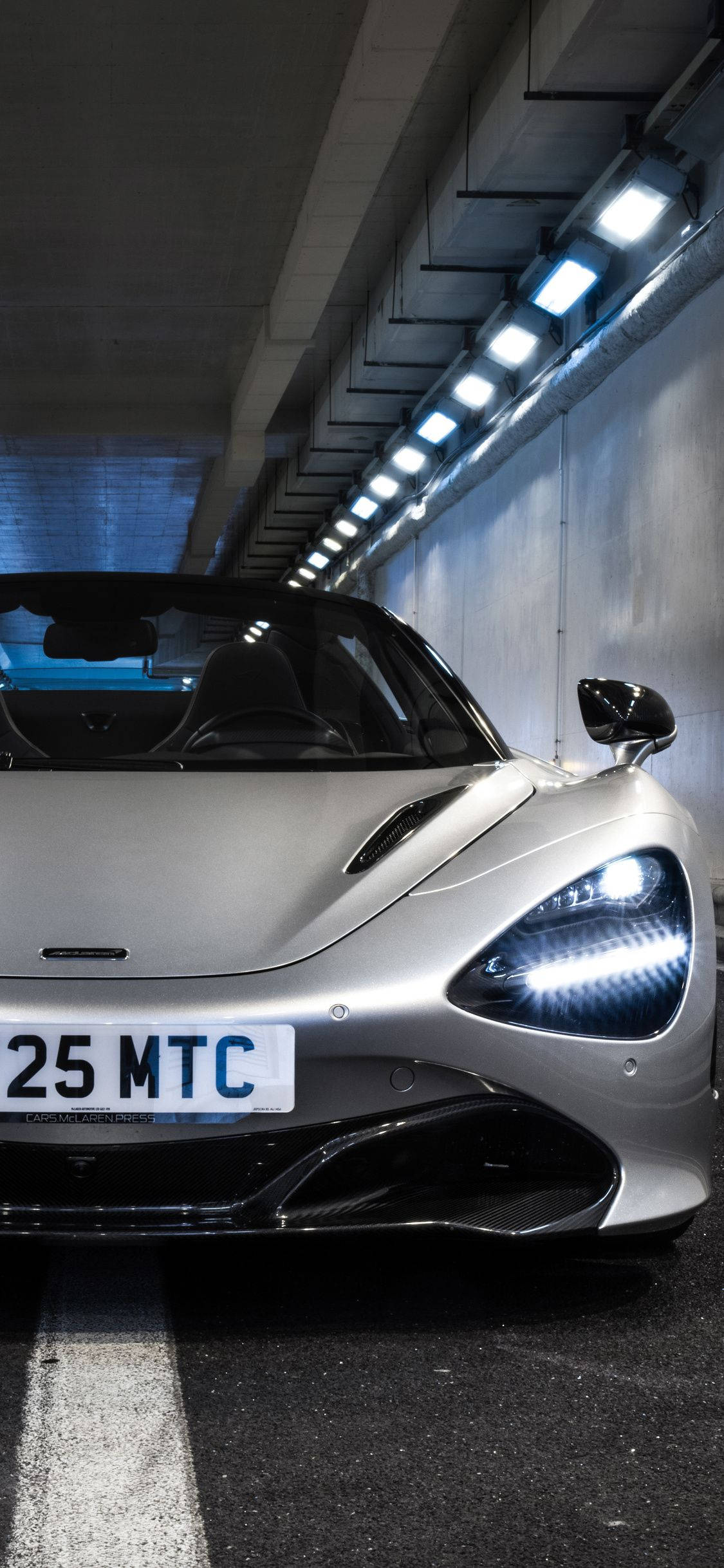 Hvit McLaren 720S i tunnel til telefon Bakgrunner