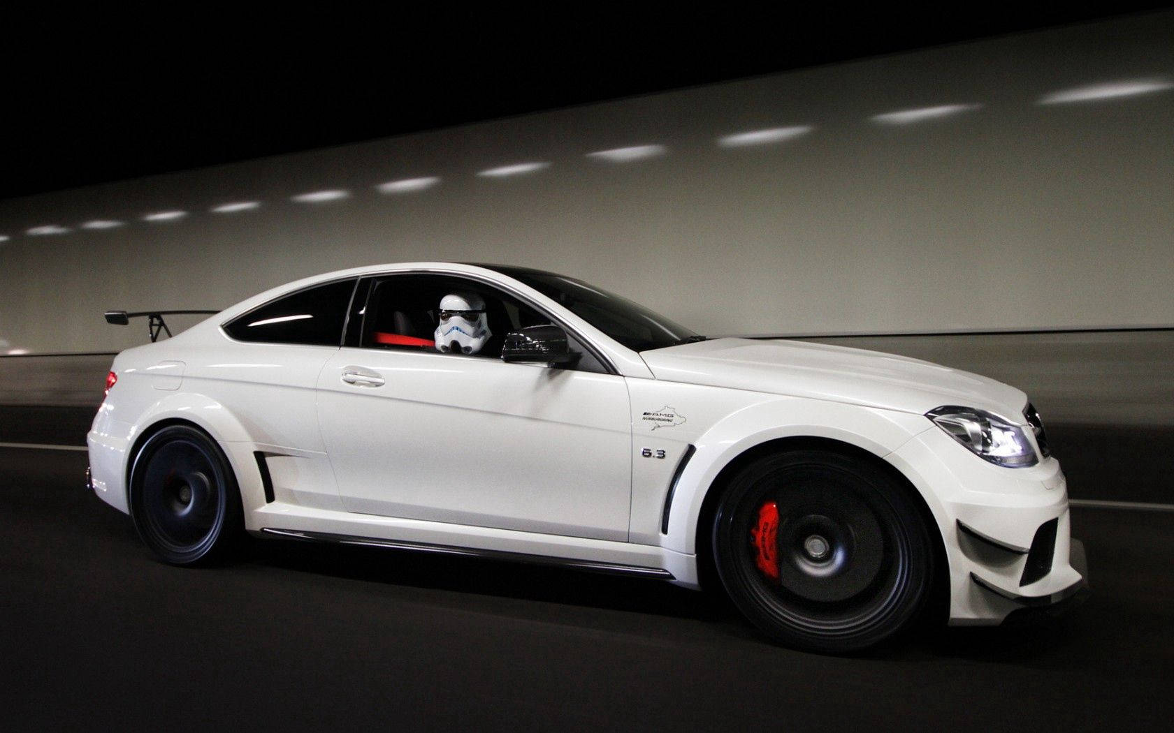 Bakgrunnsbilde av hvit Mercedes-bil — Kule biler GIF Bakgrunner