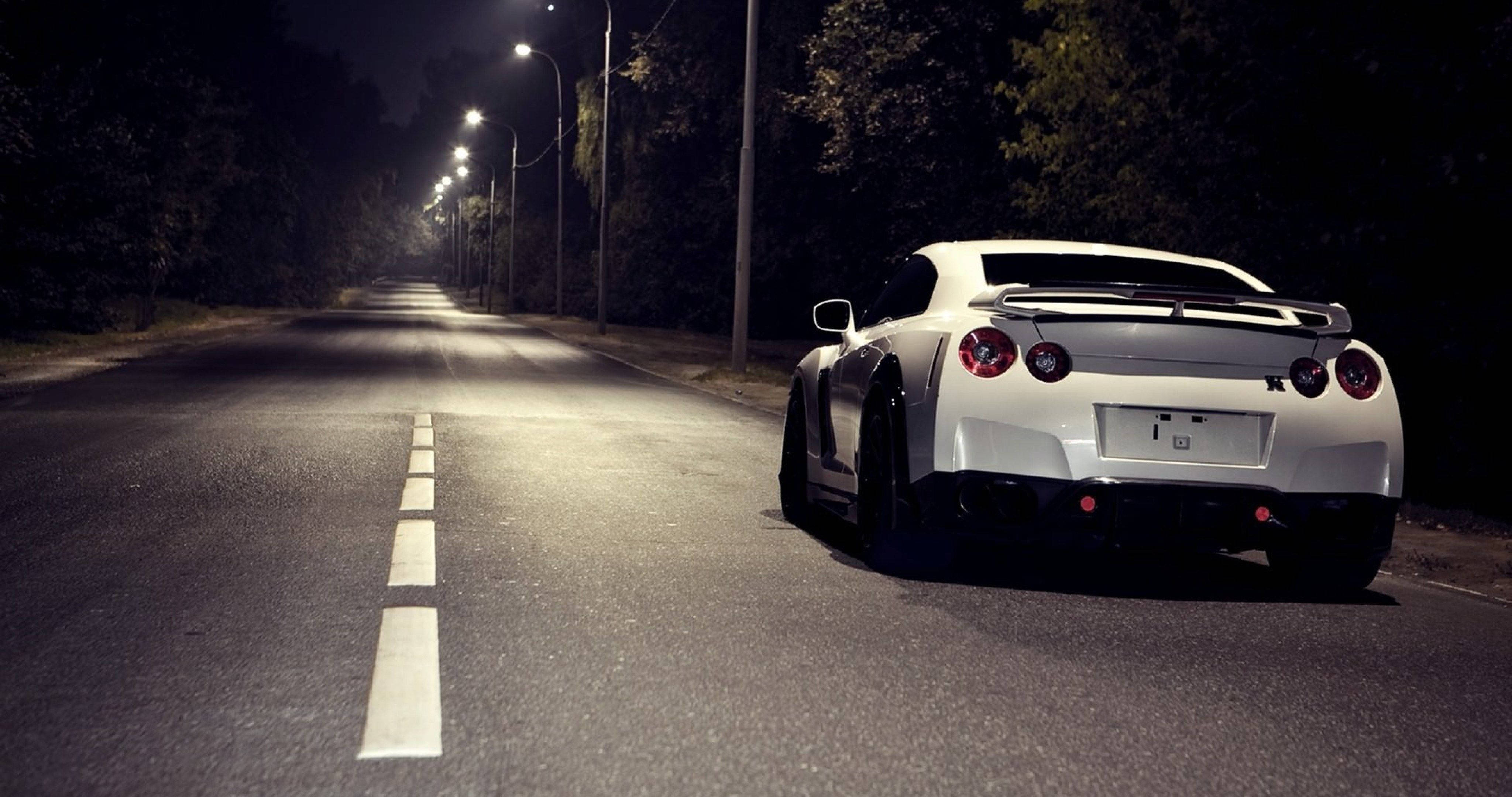 Hvit Nissan GTR 4K Bakgrunner