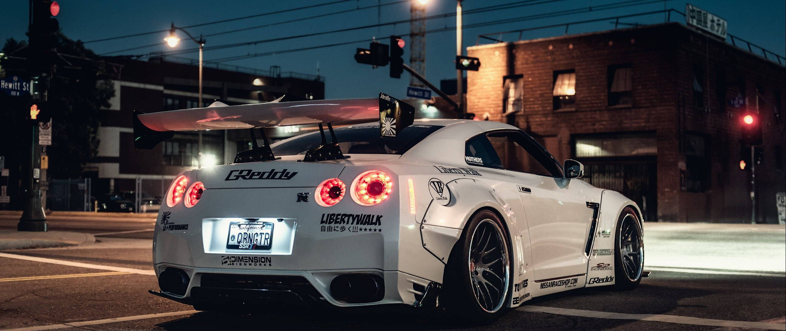 Hvit Nissan Skyline GTR R34 bakfra Bakgrunner