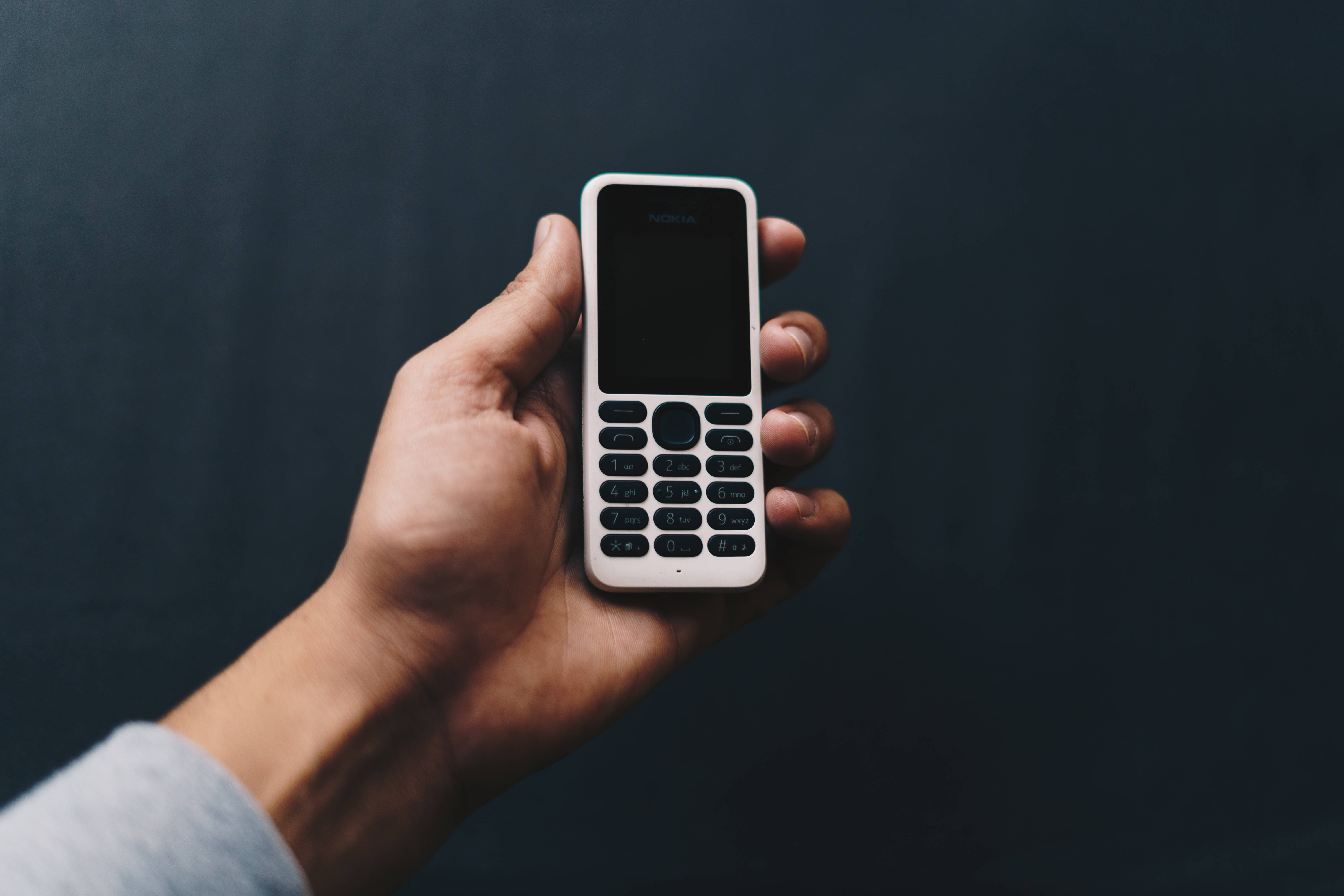 Hvit og svart Nokia N130 Bakgrunner