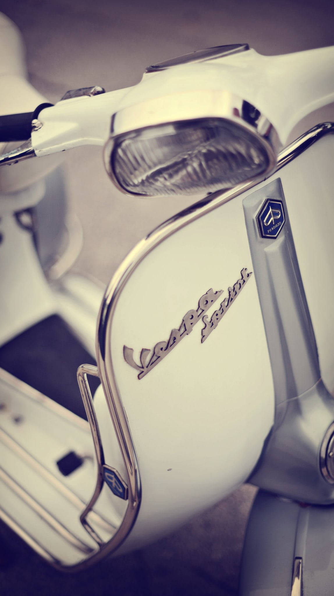 Hvit retroestetisk Vespa Sprint Bakgrunner