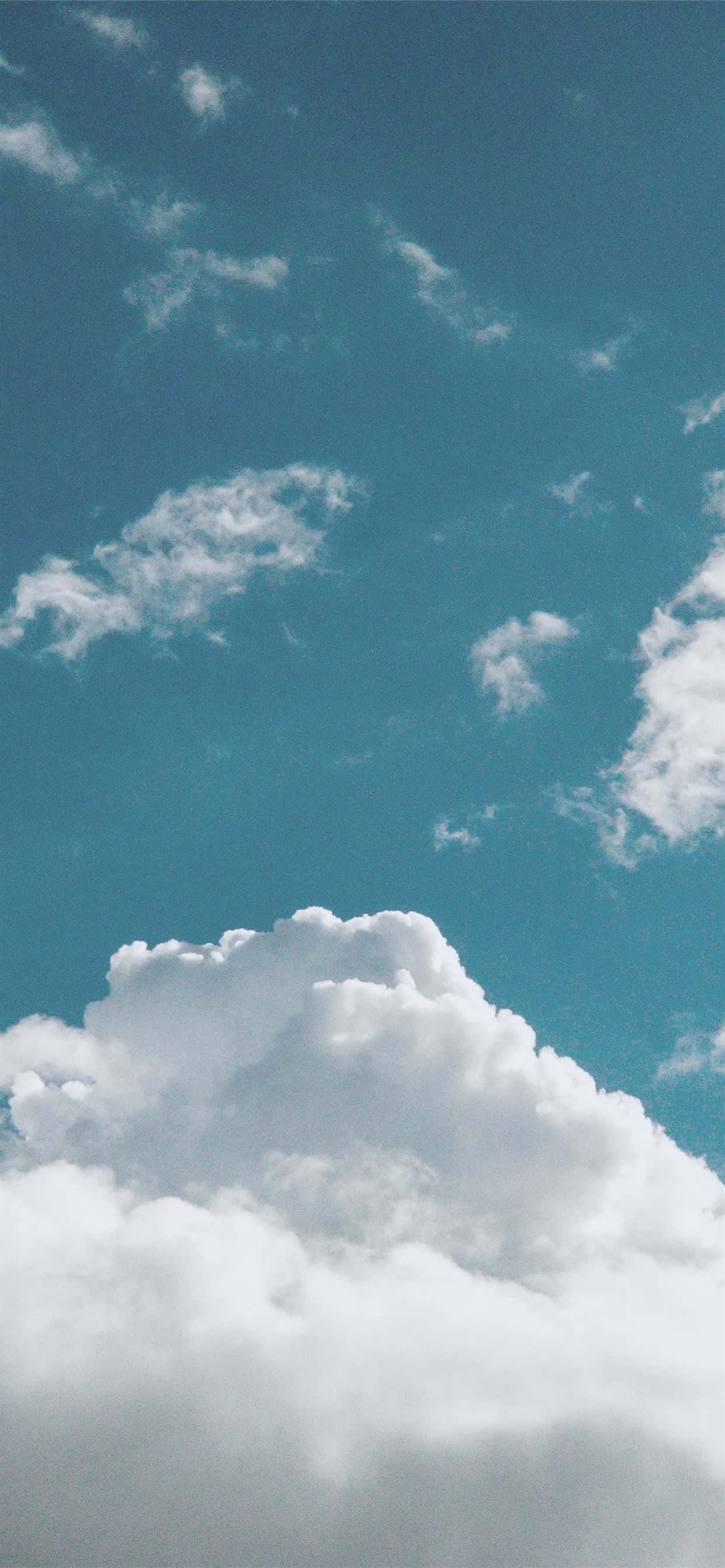 Hvit sky som flyter på blå himmel Bakgrunner