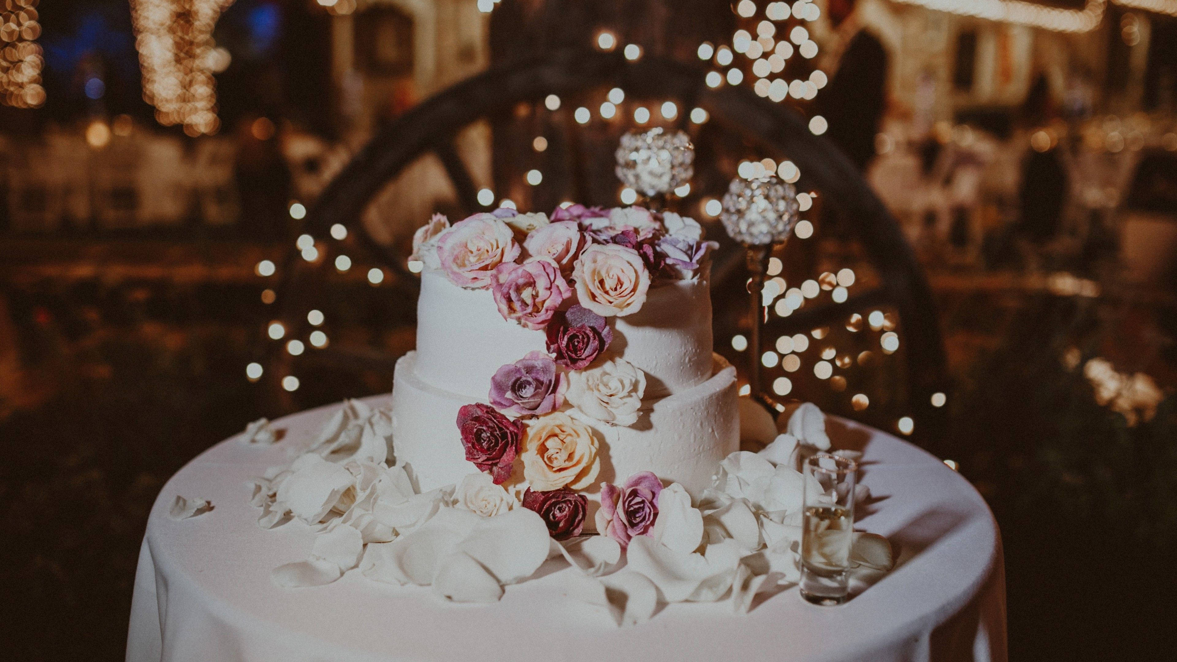 Hvite rosenblader bryllupskake Bakgrunner