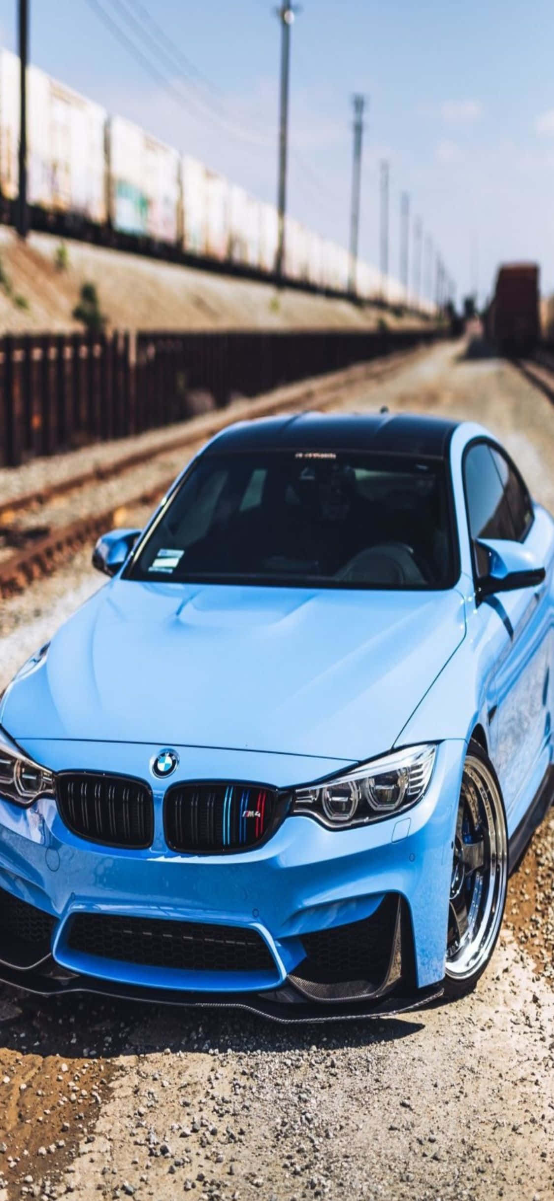 Høyteknologisk og luksuriøst. iPhone X og en elegant BMW sammen. Bakgrunner