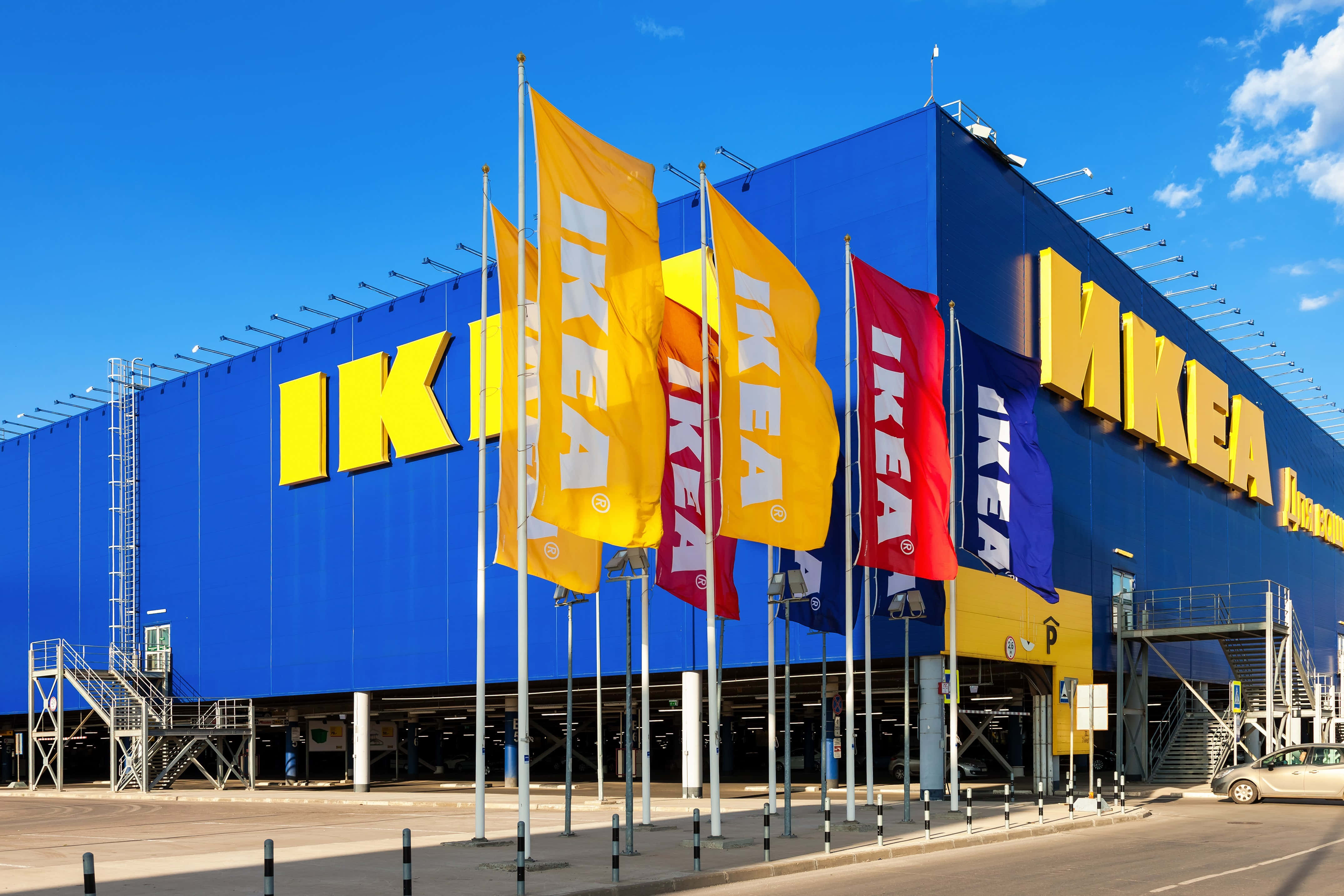 Ikea-butikk under en blå himmel Bakgrunner