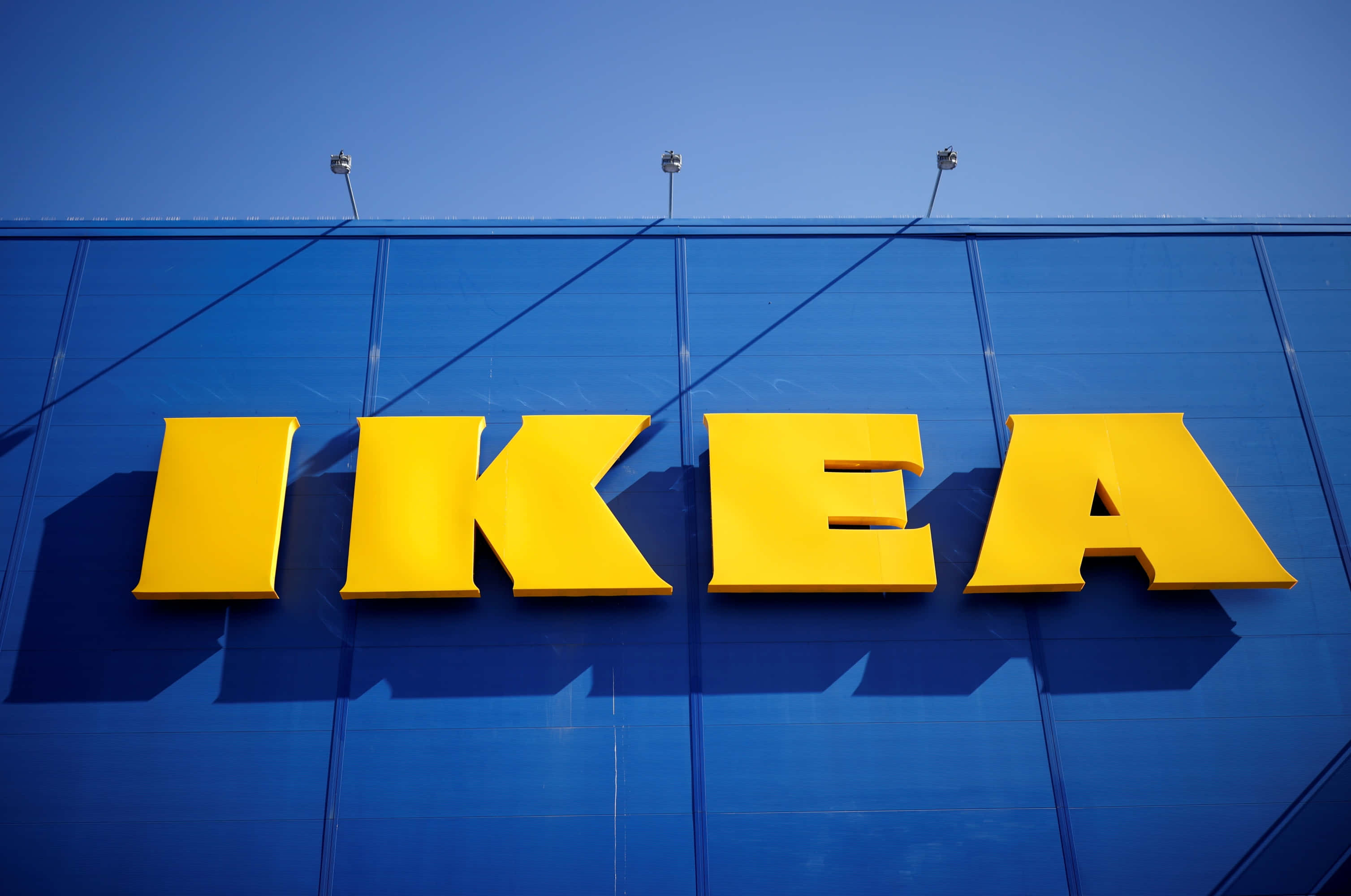 Ikeas nye logo er på en blå bygning Bakgrunner