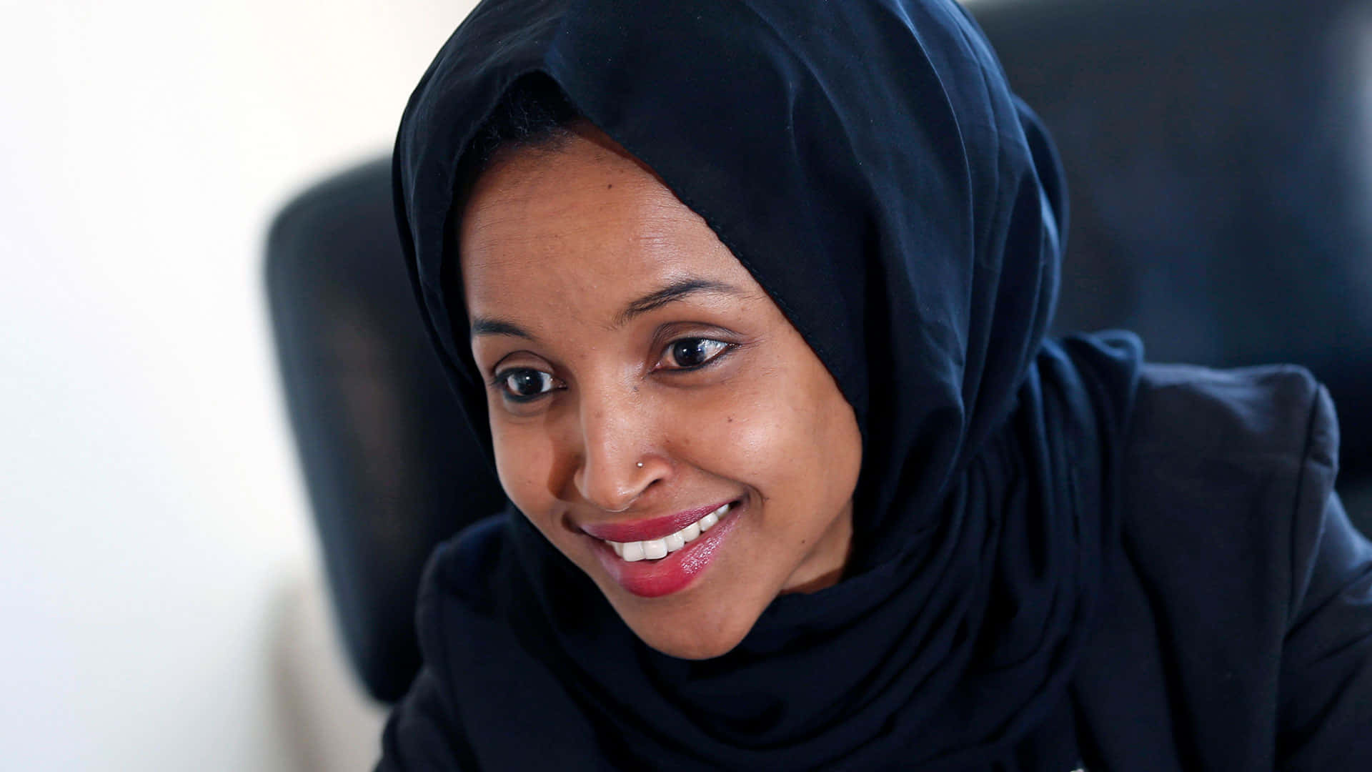 Ilhan Omar iført et helsvart antrekk Bakgrunner