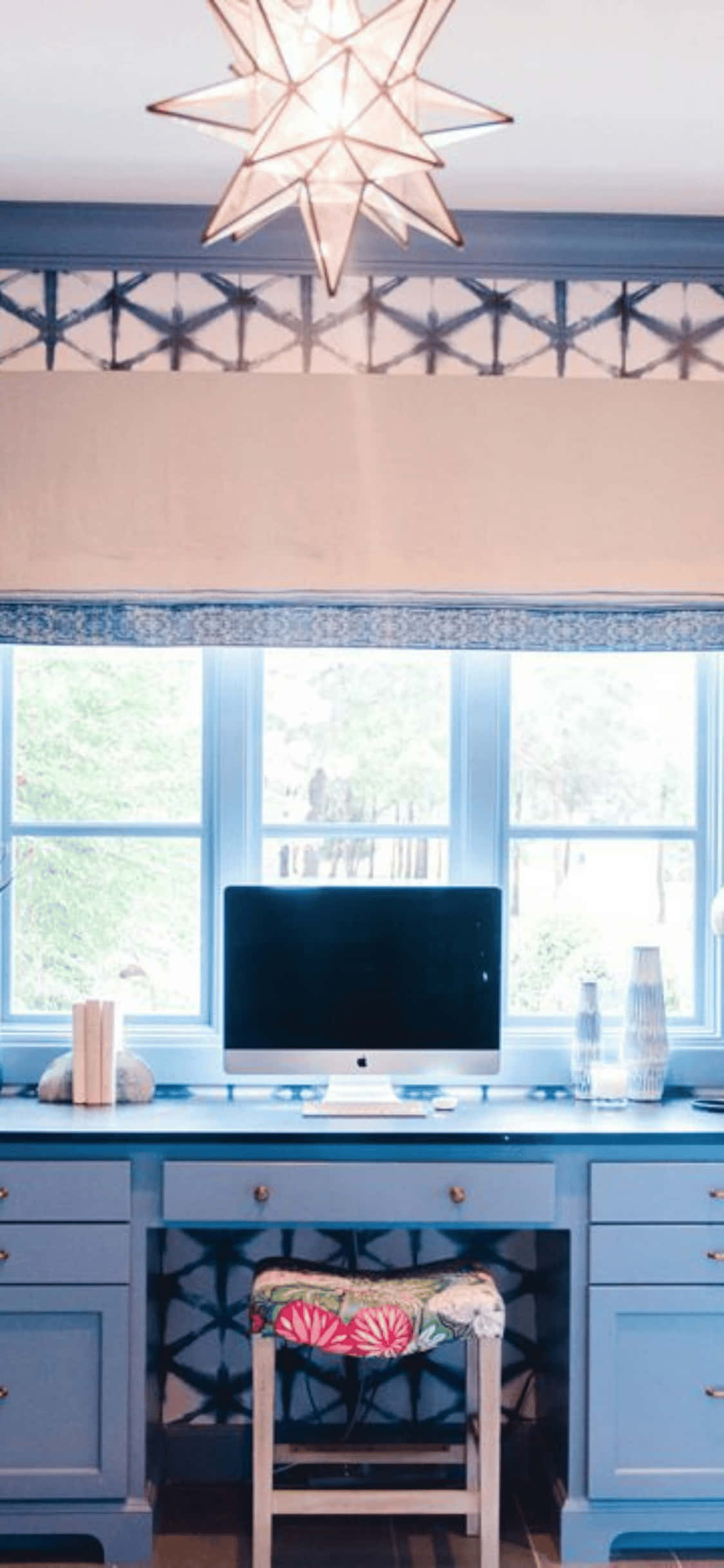 iMac på Blått Bord iPhone X Kontorbakgrunn Bakgrunner