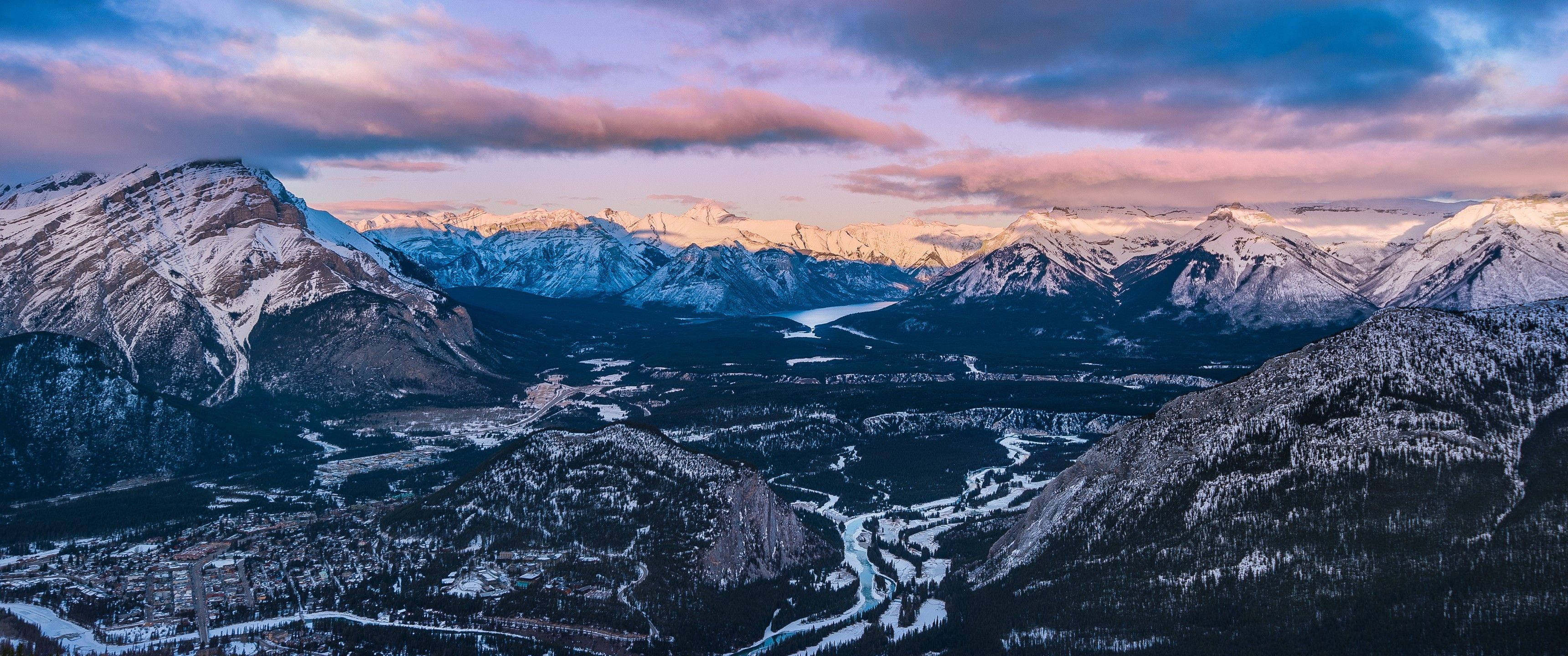 Imponerende Rocky Mountains i Alberta Bakgrunner
