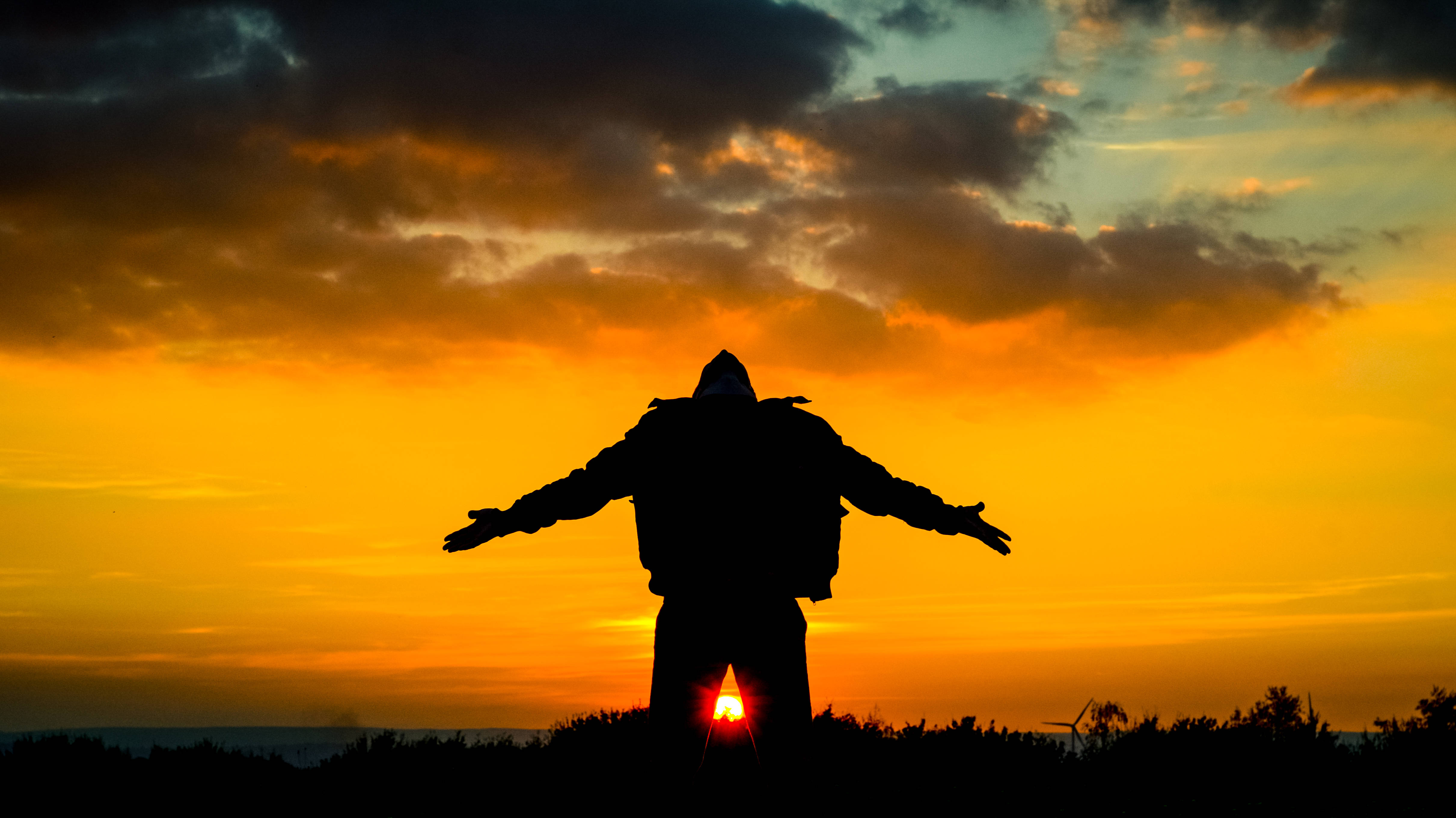 Inspirerende knelende mann Bakgrunner