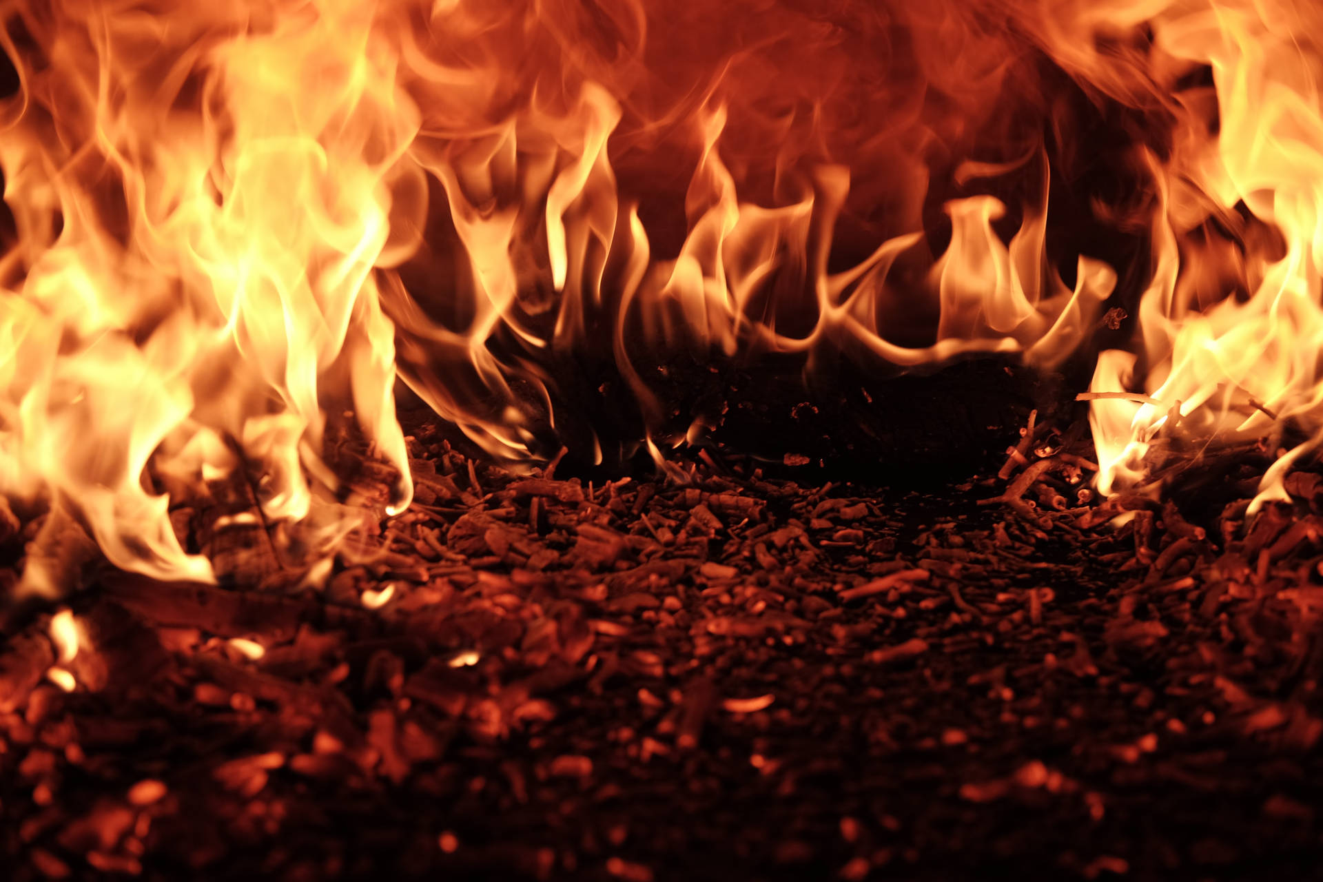Brennende ild med sterke gule oransje flammer som oppsluker alt i sin vei.