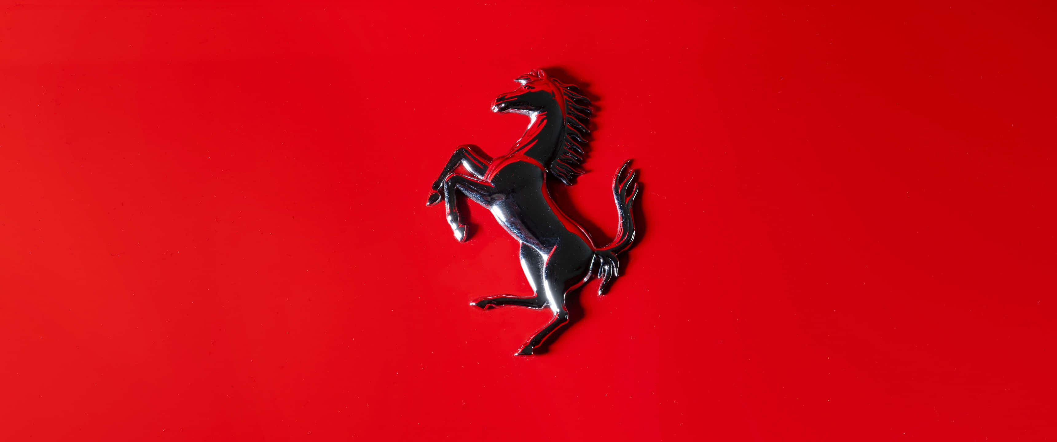 Iøynefallende Ferrari-bilmerke logo bakgrunn Bakgrunner
