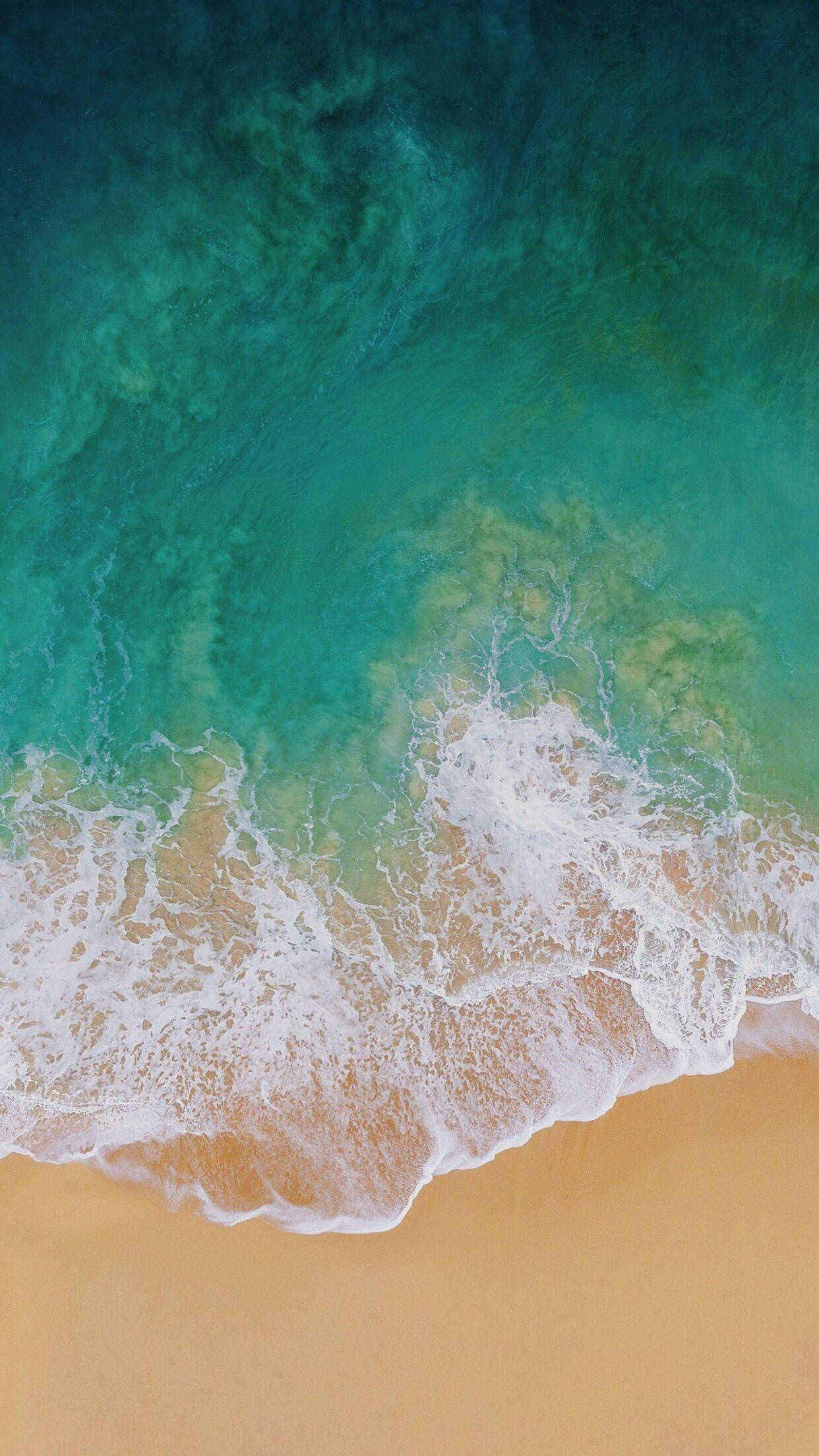 iPad Pro luftfoto av bølger mot stranden Bakgrunner