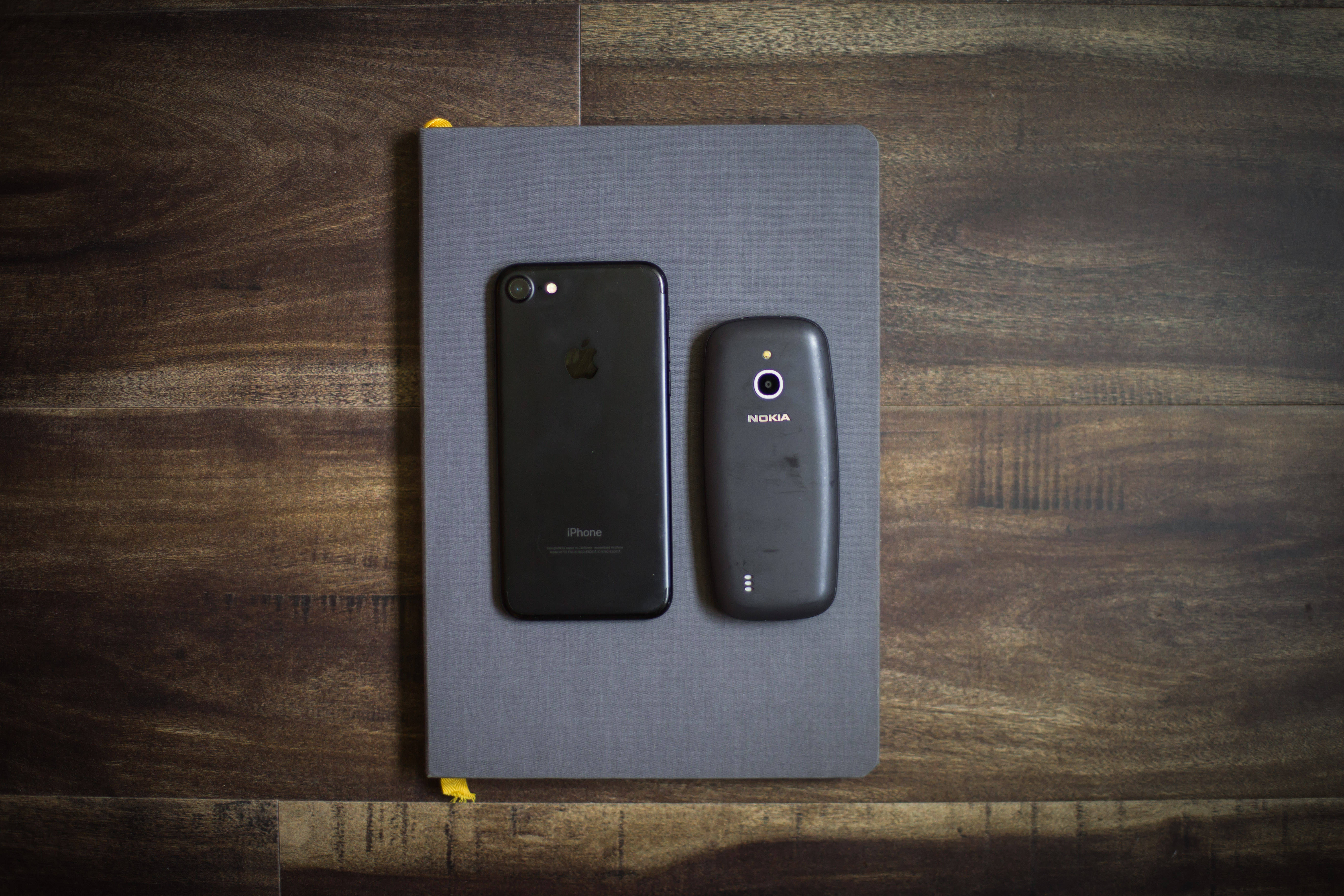 iPhone Og Nokia 3310 Bakgrunner