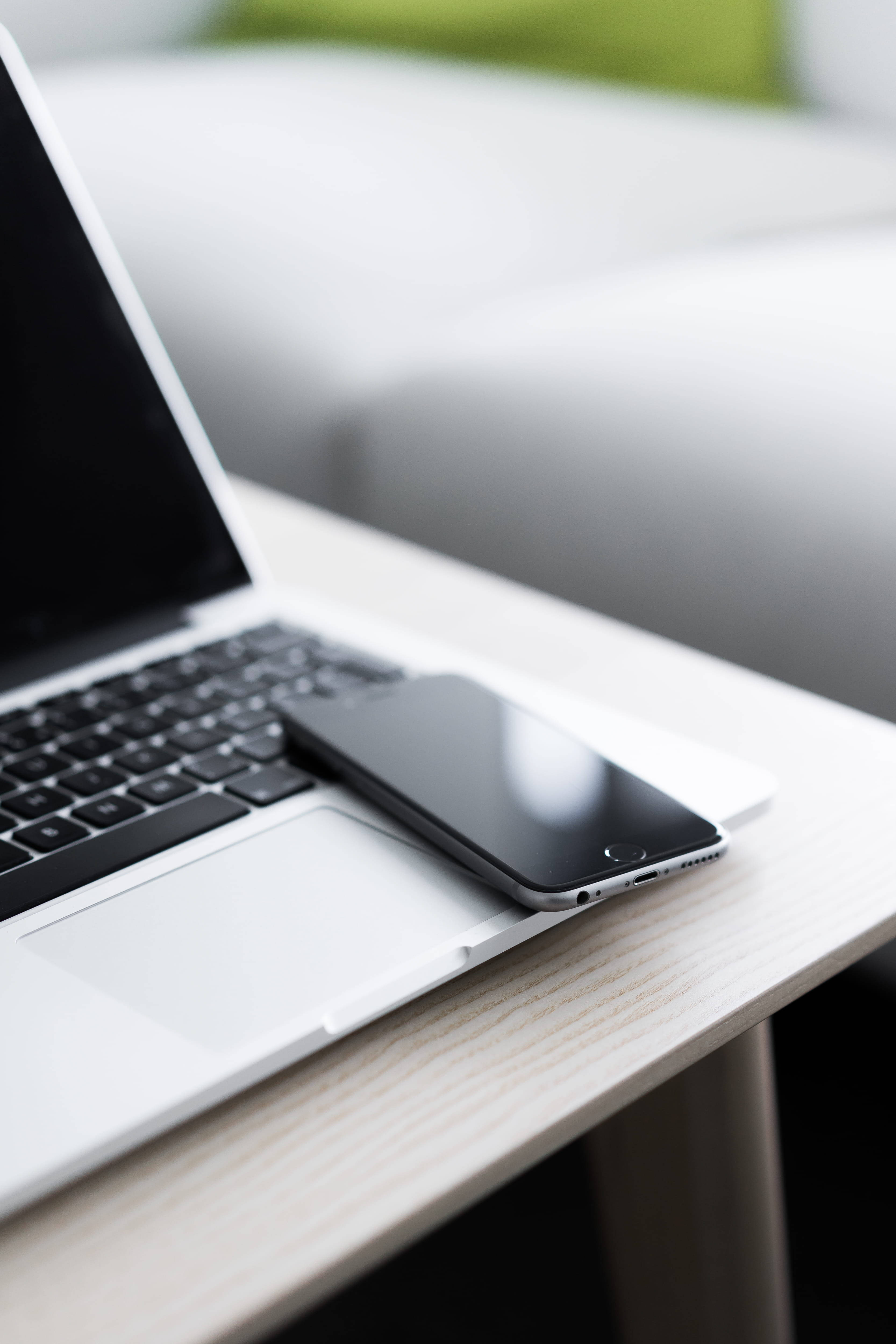 iPhone-skrivebord med MacBook Bakgrunner