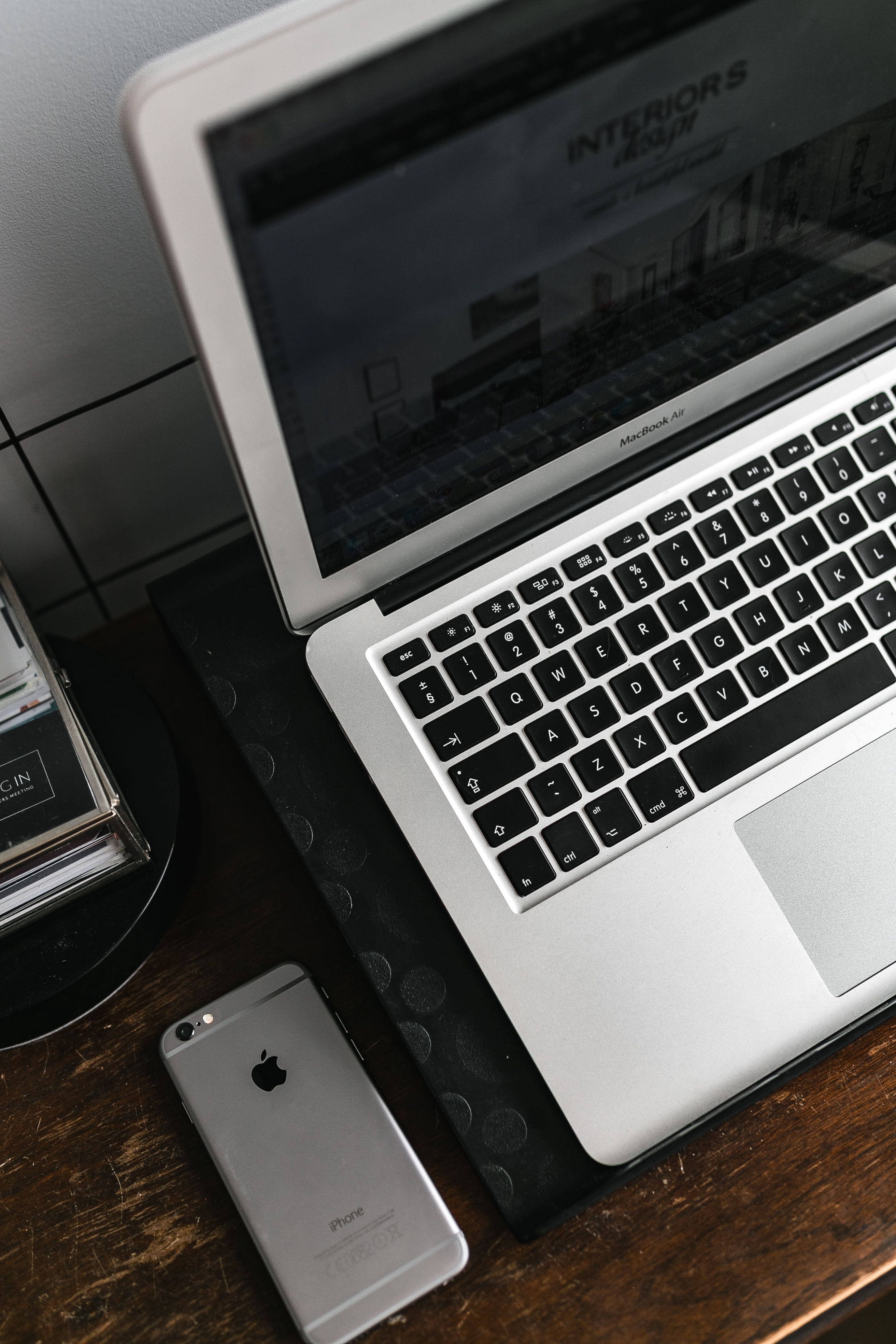iPhone-skrivebord med sølv MacBook Bakgrunner