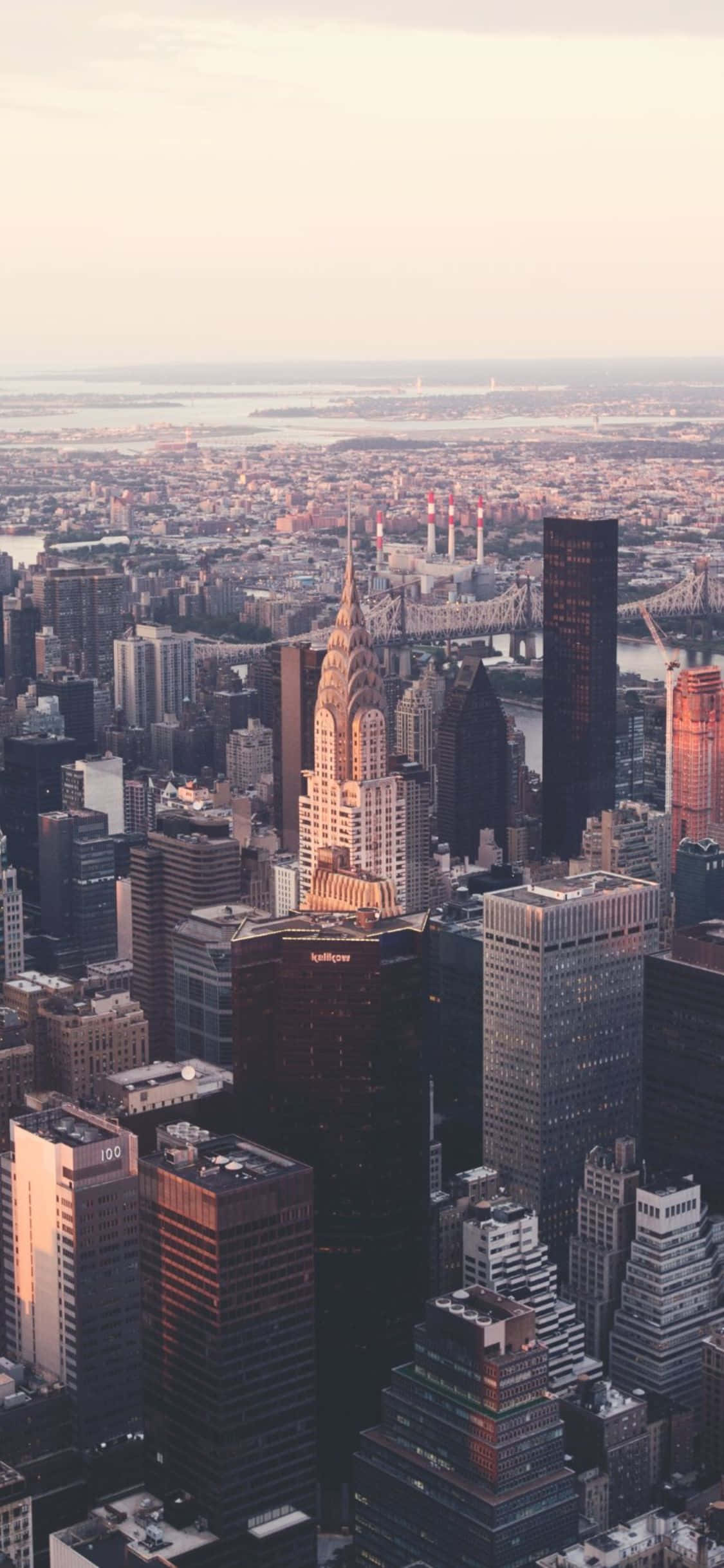 iPhone X med utsikt over New Yorks skyline Bakgrunner