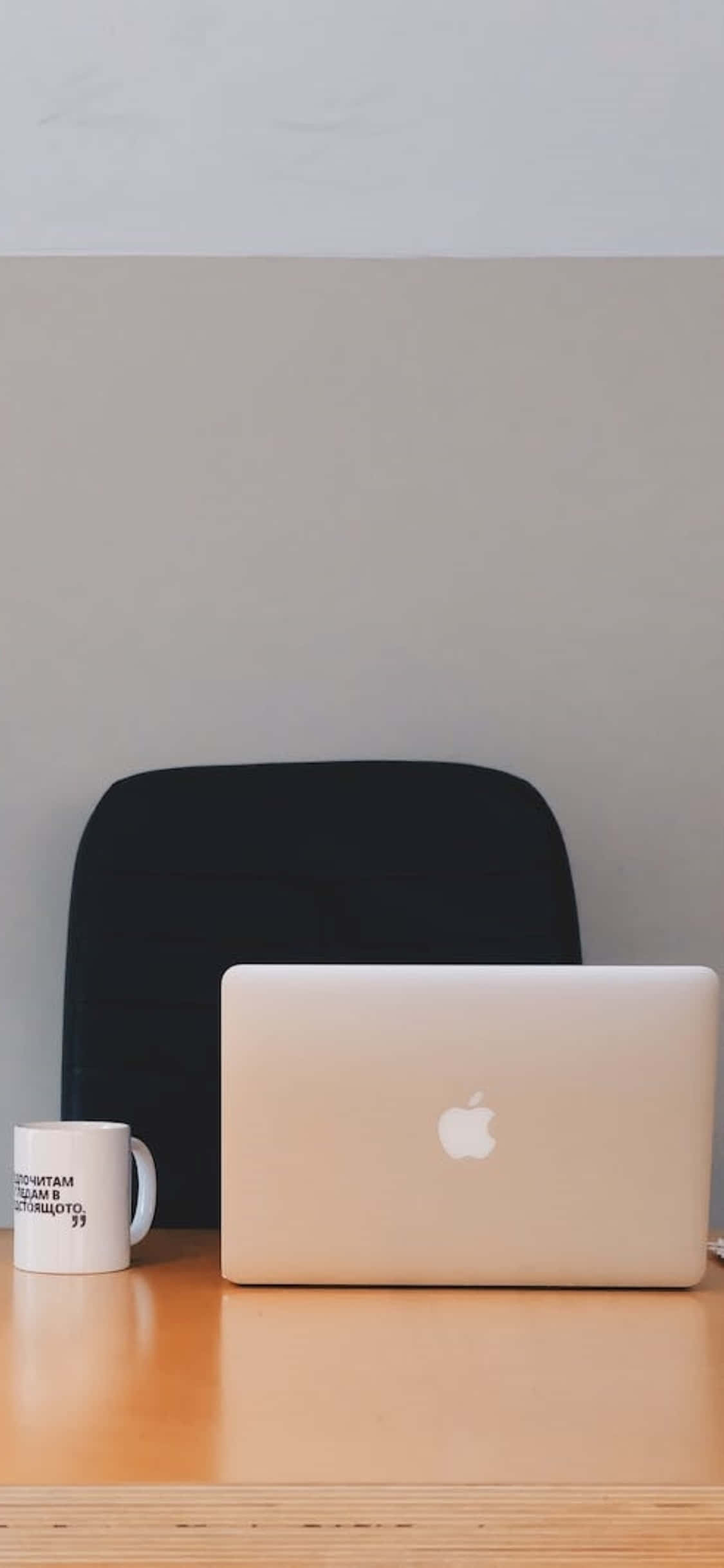 iPhone X skrivebordsbakgrunn med trebord, laptop og kopp Bakgrunner