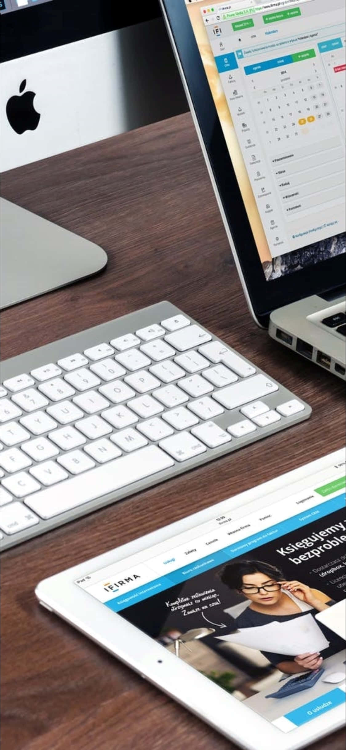 iPhone X Skrivebordsbakgrunn Laptop Og Et Tastatur Bakgrunner
