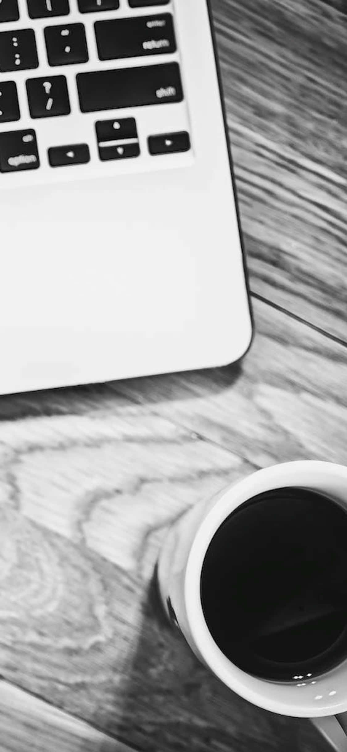 iPhone X Skrivebord Bakgrunn Svart Hvitt Bilde Med Kopp Laptop Bakgrunner