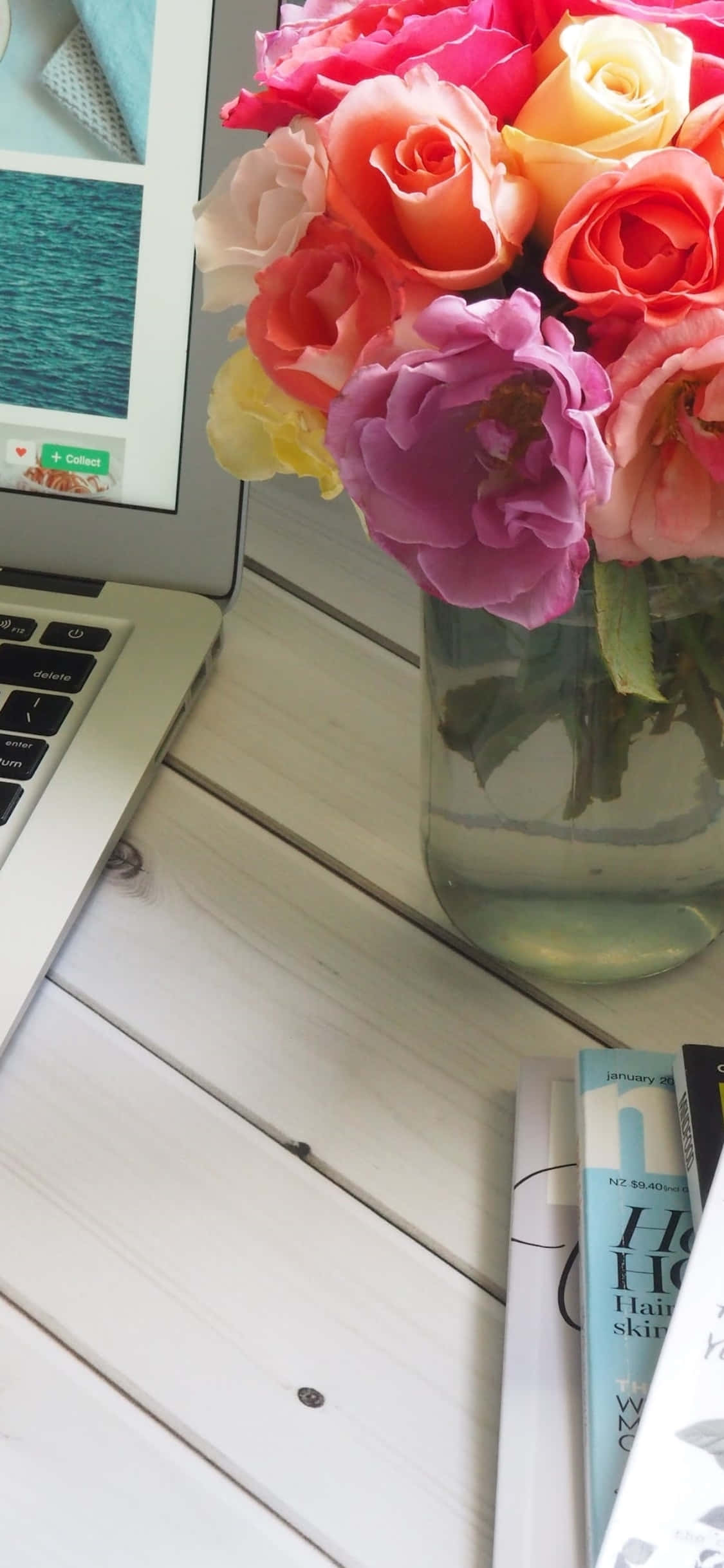 iPhone X Skrivebordsbakgrunn Laptop Ved Siden Av En Blomstervase Bakgrunner