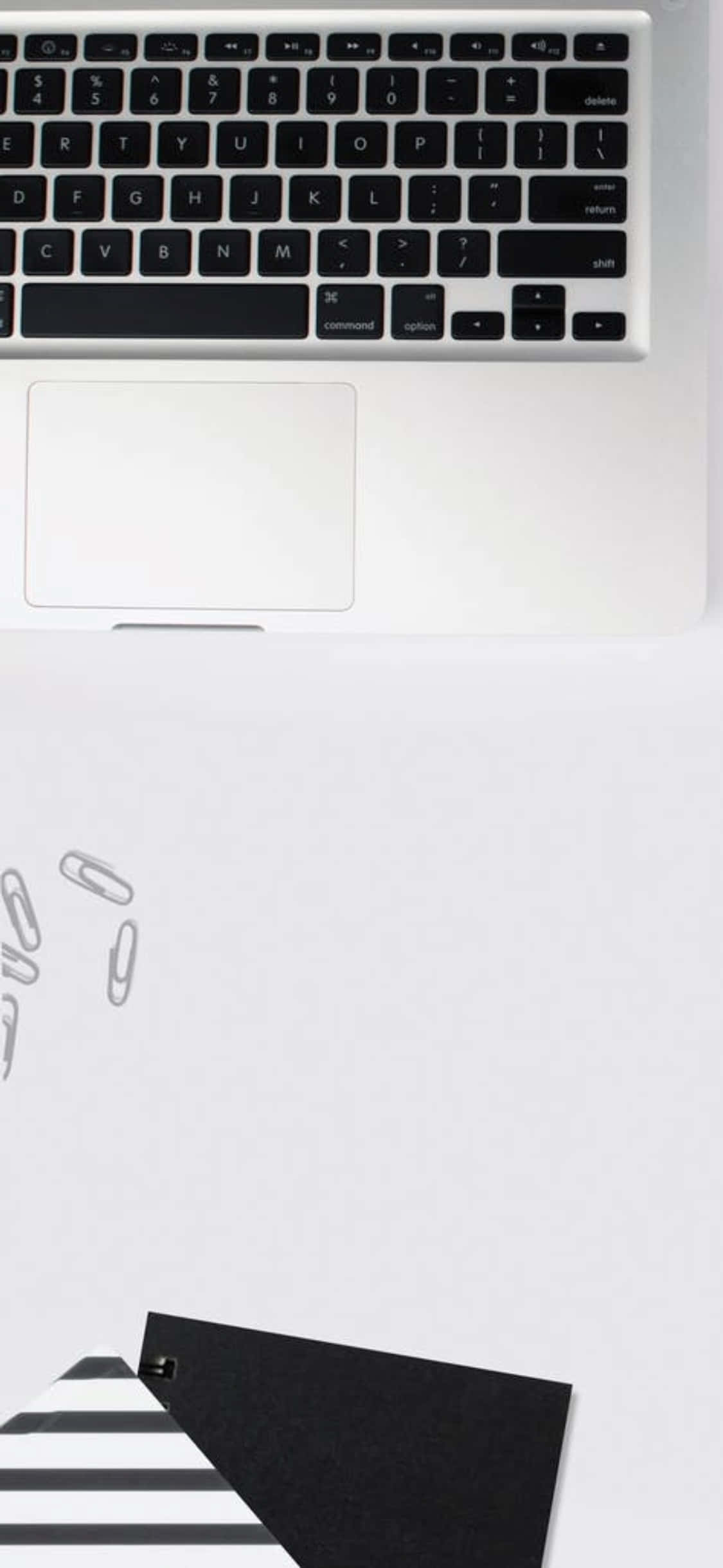 iPhone X skrivebordsbakgrunn med bærbar PC og binders Bakgrunner