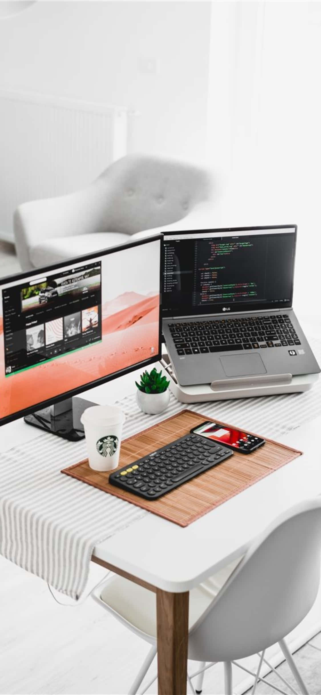 iPhone X skrivebordsbakgrunn med datamaskin og laptop Bakgrunner