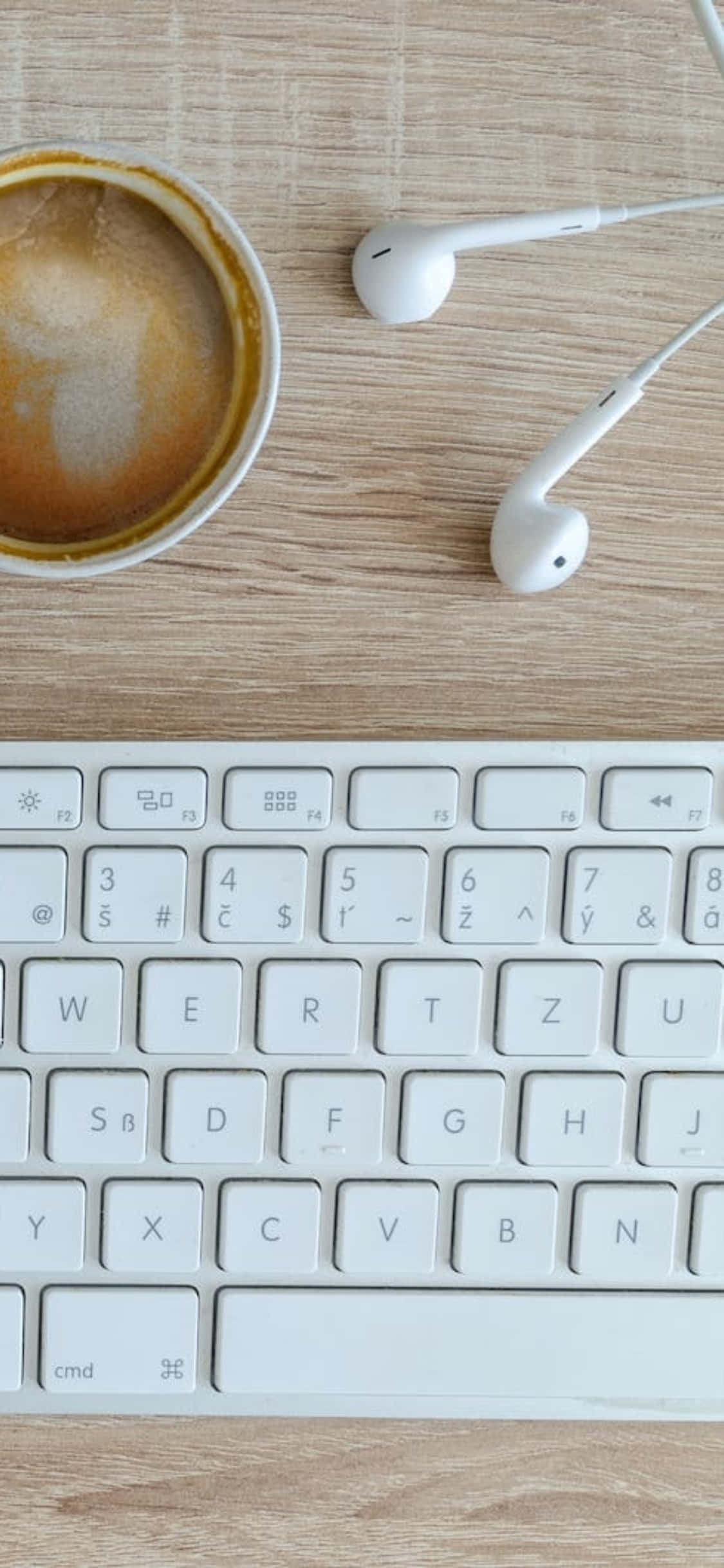 iPhone X Skrivebordsbakgrunn Øretelefoner Og Et Tastatur Bakgrunner