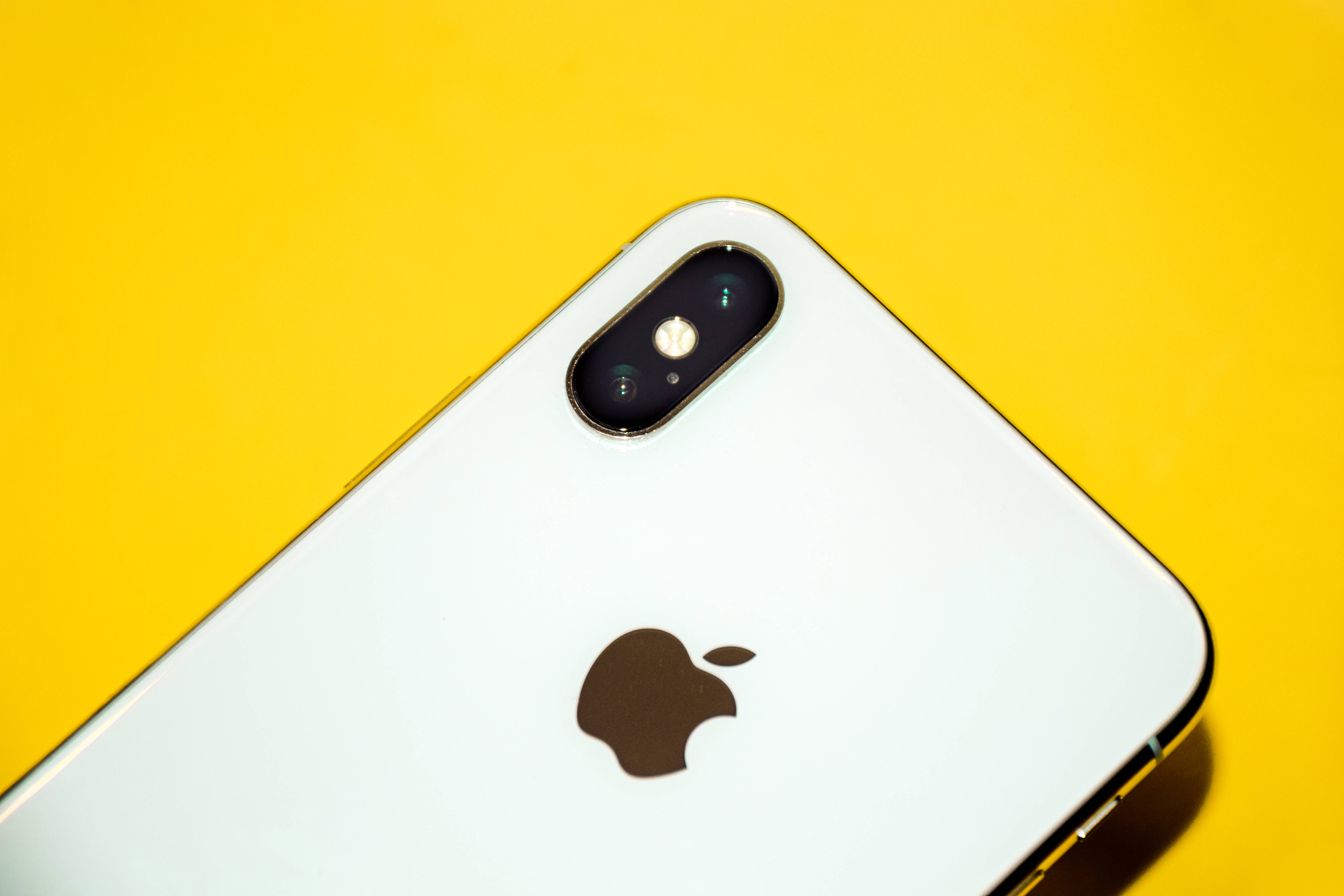 iPhone Xs Max på gult Bakgrunner