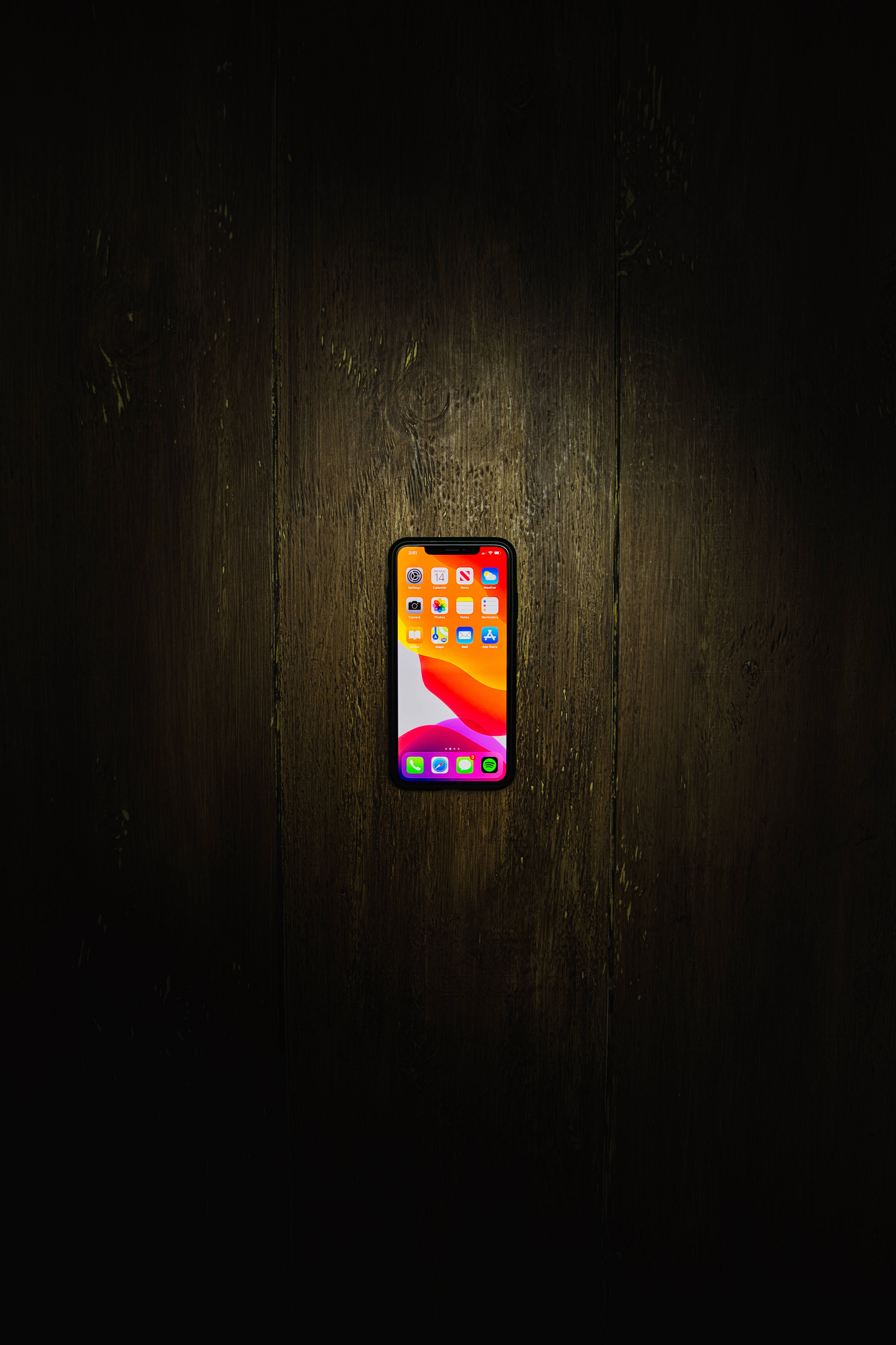 iPhone Xs Max på tregulv Bakgrunner