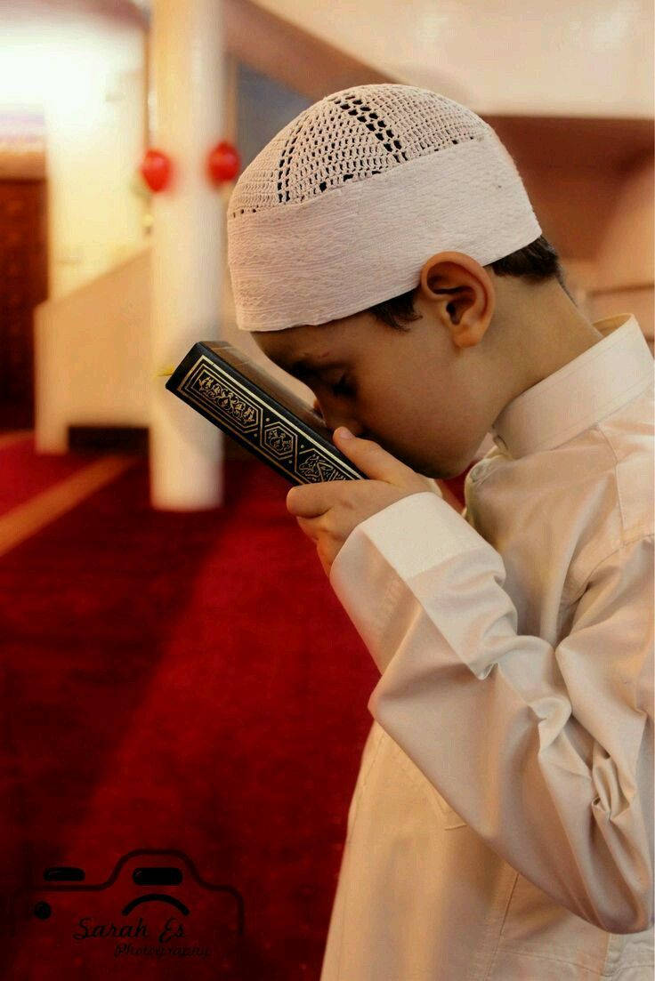 Islamsk gutt kysser Koranen Bakgrunner