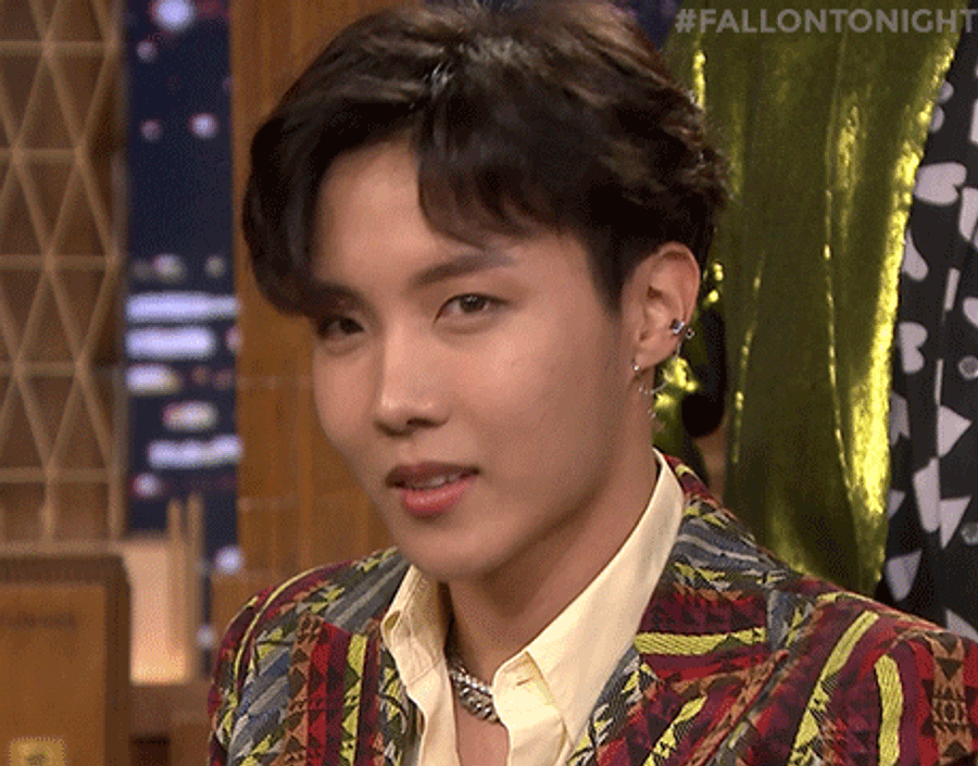 J-Hope fra BTS utstråler sjarm i uformelle klær Bakgrunner
