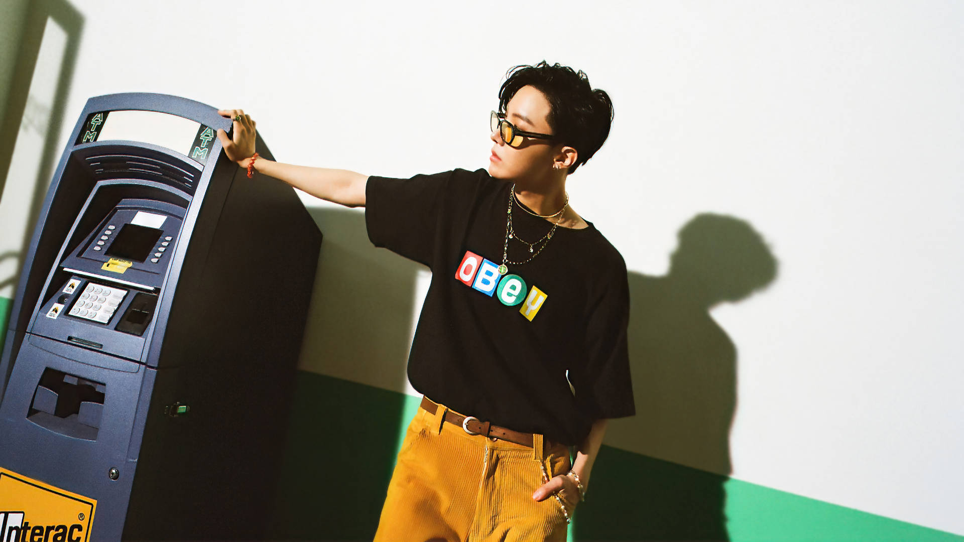 J-Hope som poserer med en minibank Bakgrunner