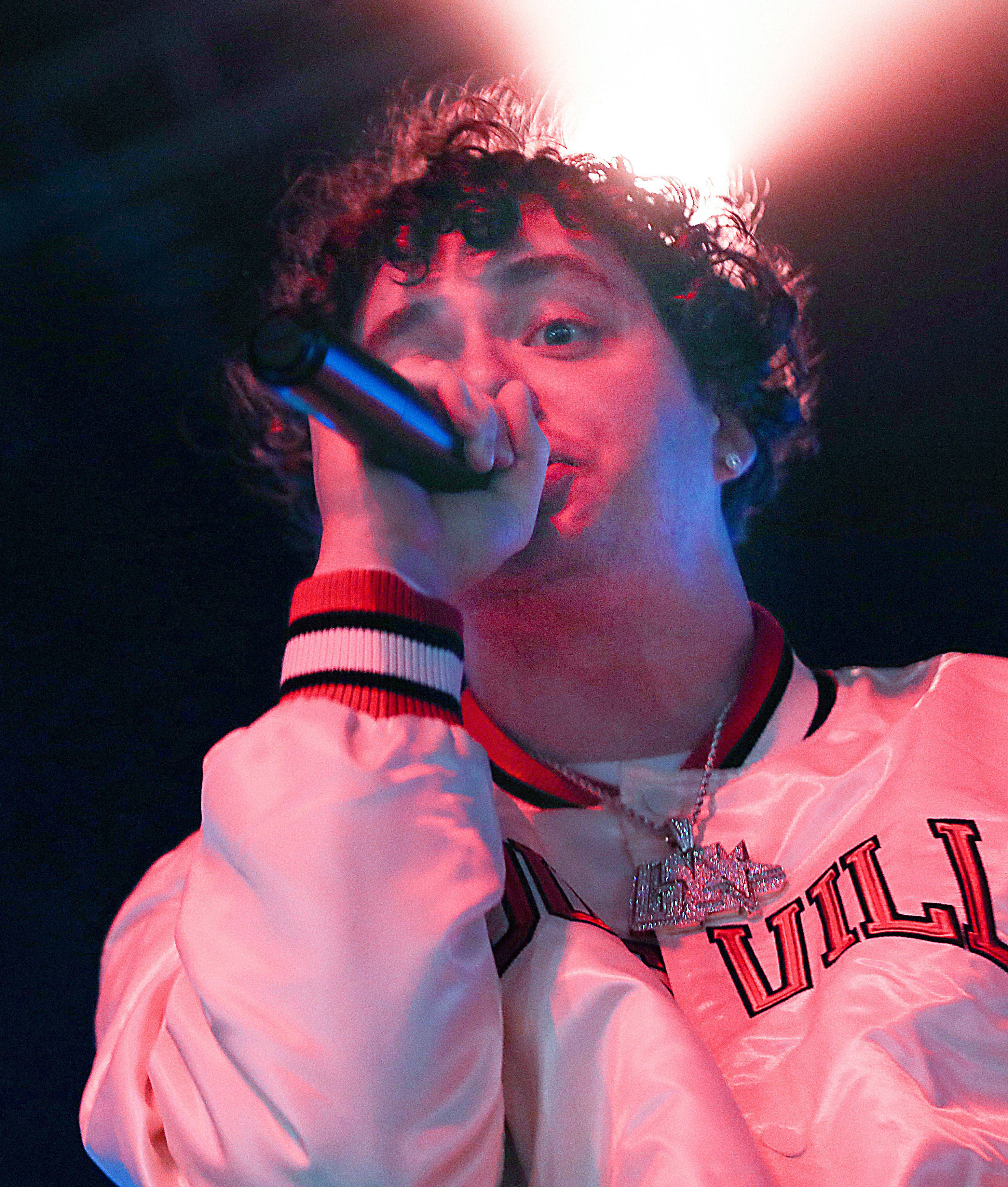 Jack Harlow holder mikrofon Bakgrunner