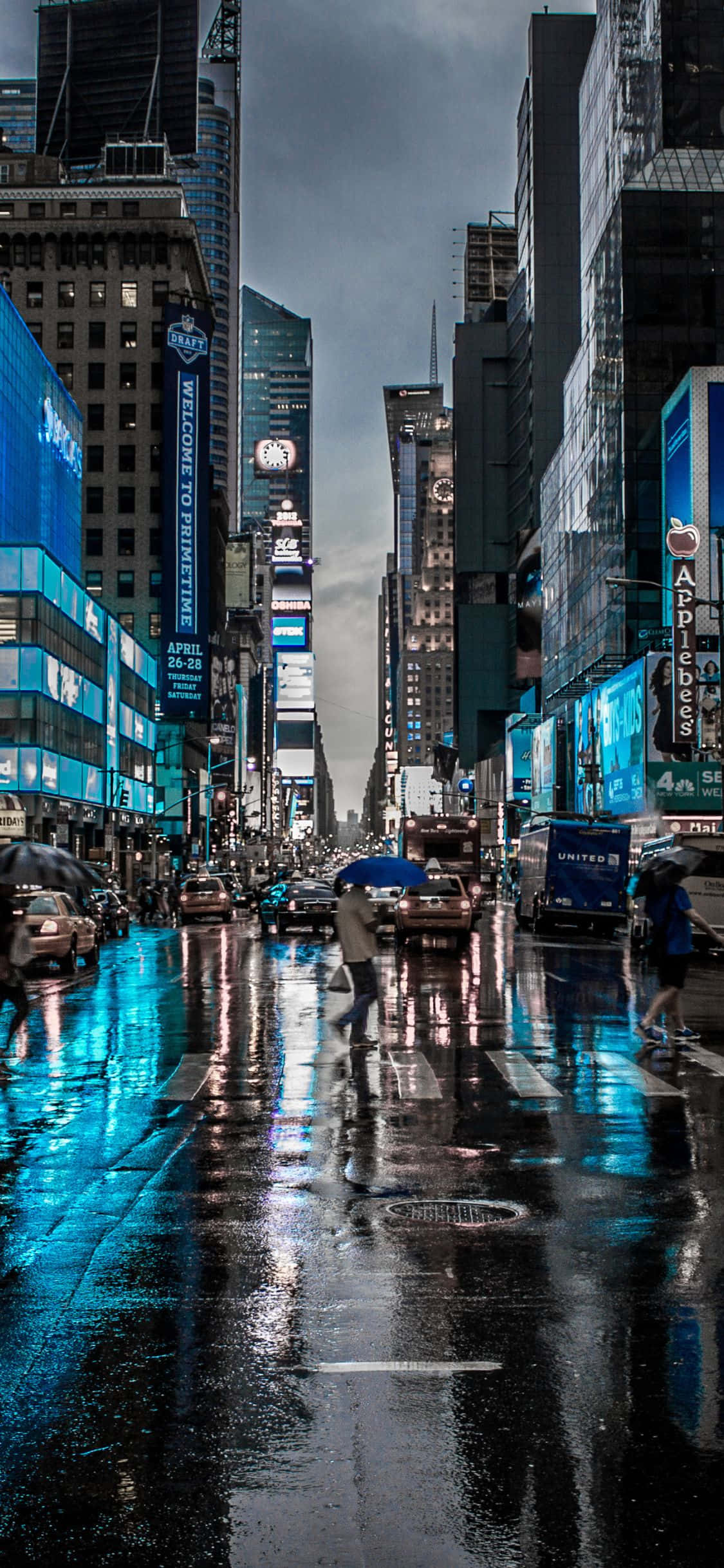 Jage solnedgangen, med utsikt over New York Citys skyline mens du bruker en iPhone X Bakgrunner