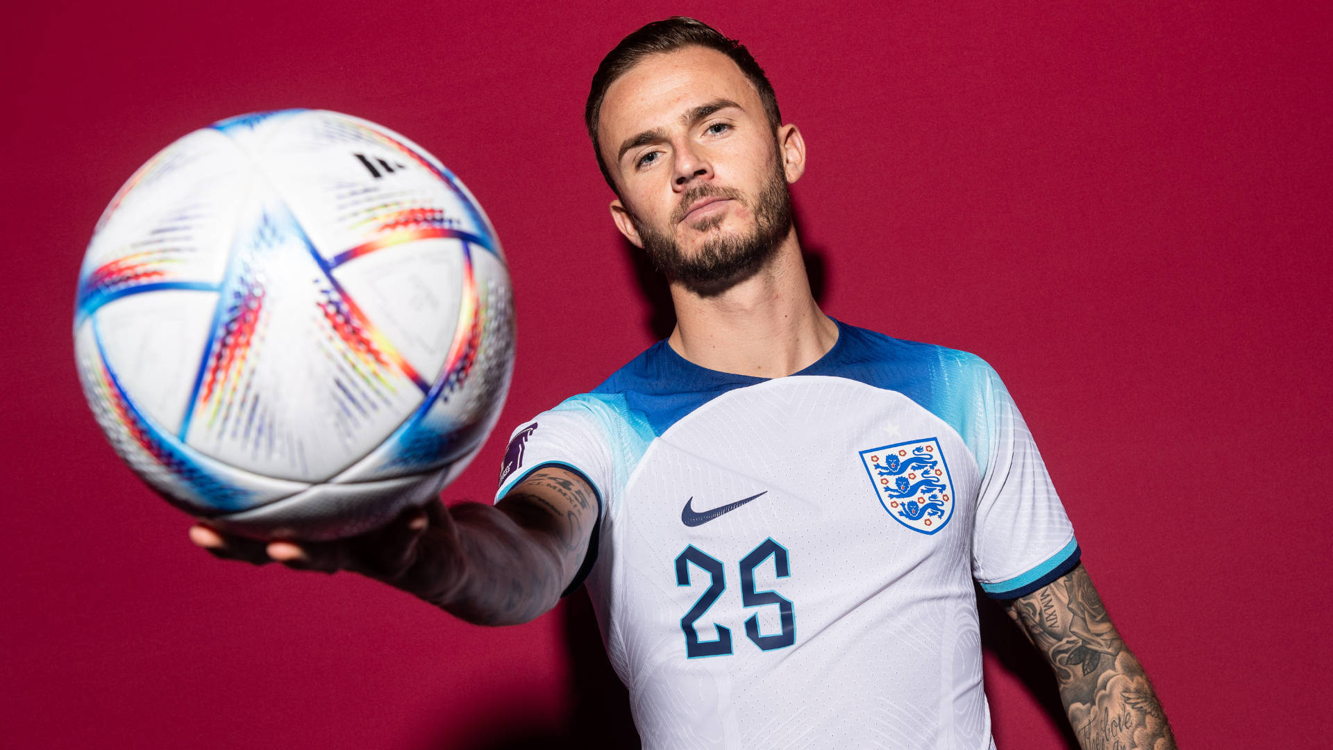 James Maddison med rødbrun bakgrunn Bakgrunner