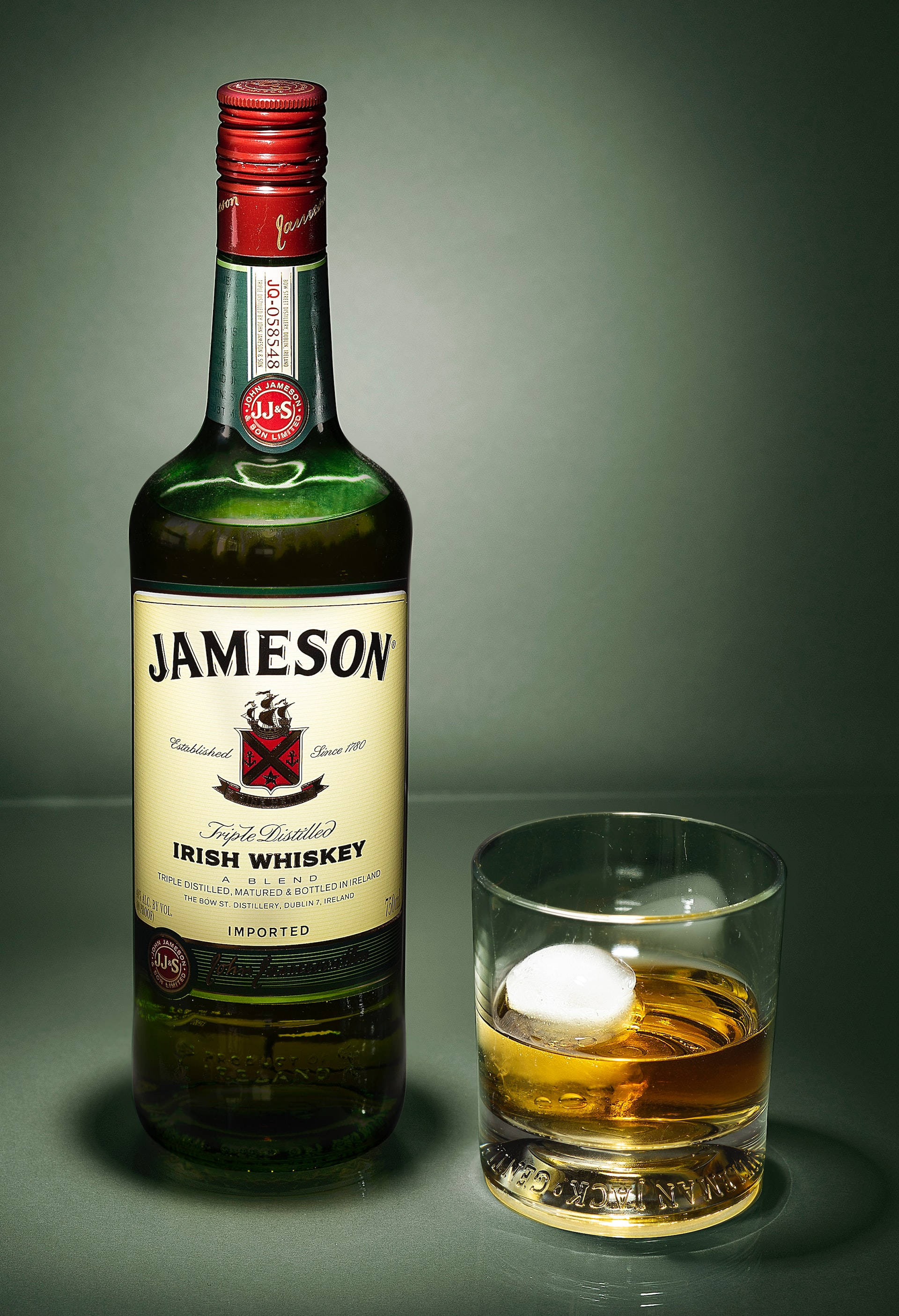 Jameson Whisky-flaske og glass Bakgrunner