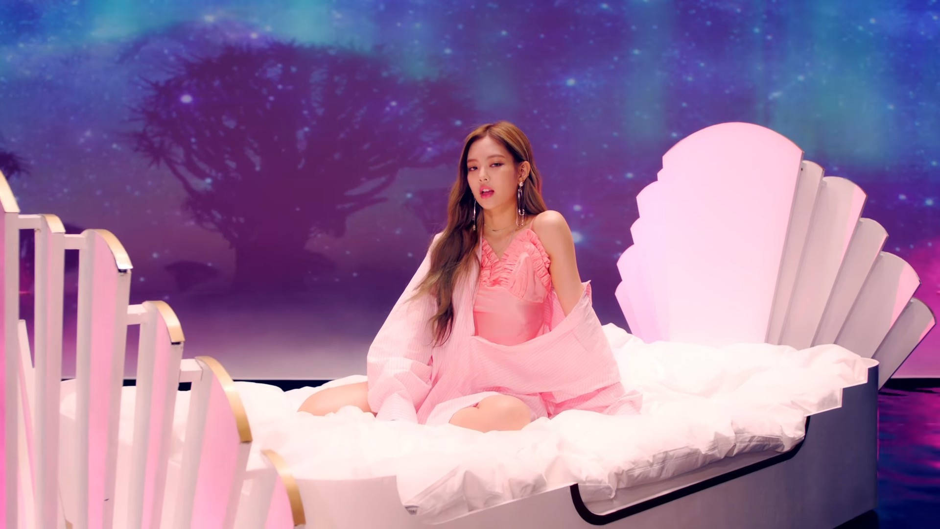 Jennie fra K-pop-gruppen Blackpink i musikkvideoen As If It's Your Last Bakgrunner