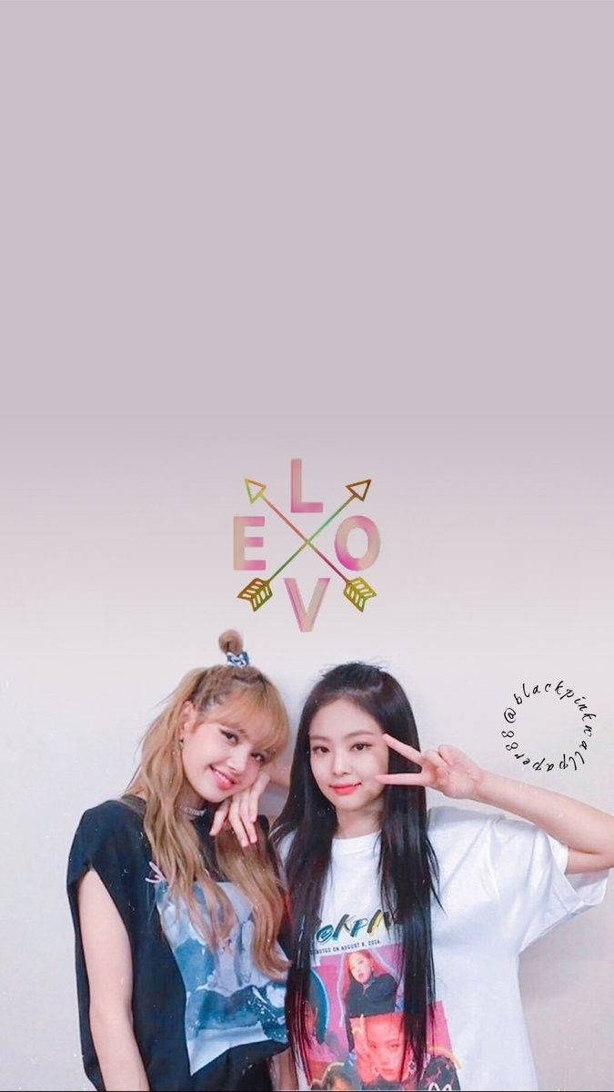 Blackpink Lisa og Jennie på hvit bakgrunn med piler og LOVE bakgrunnsbilde