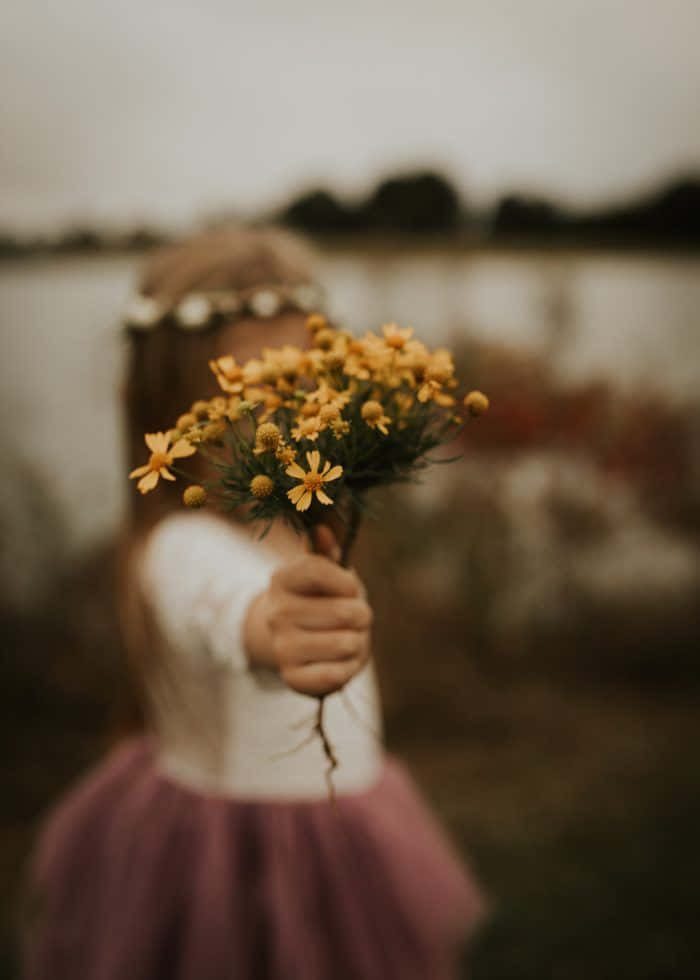 Jente med gule blomster og følelser Bakgrunner