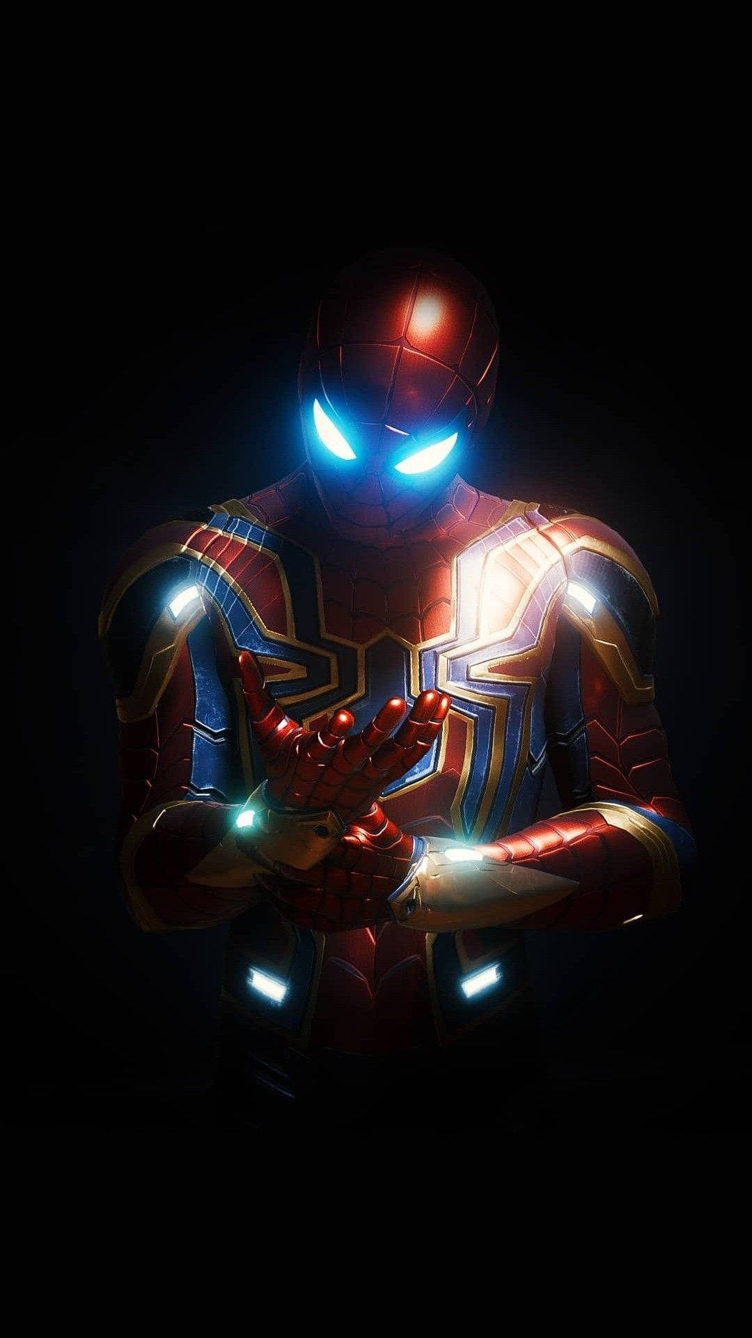 Edderkoppmannen i metalldrakt med glødende blå øyne og annen drakt marvel studios.