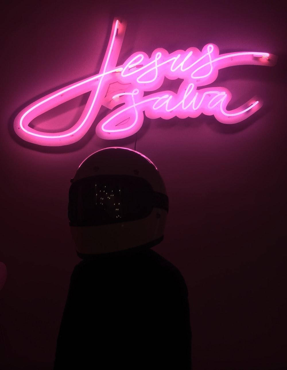 Jesus Salva neonskilt i rosa Bakgrunner