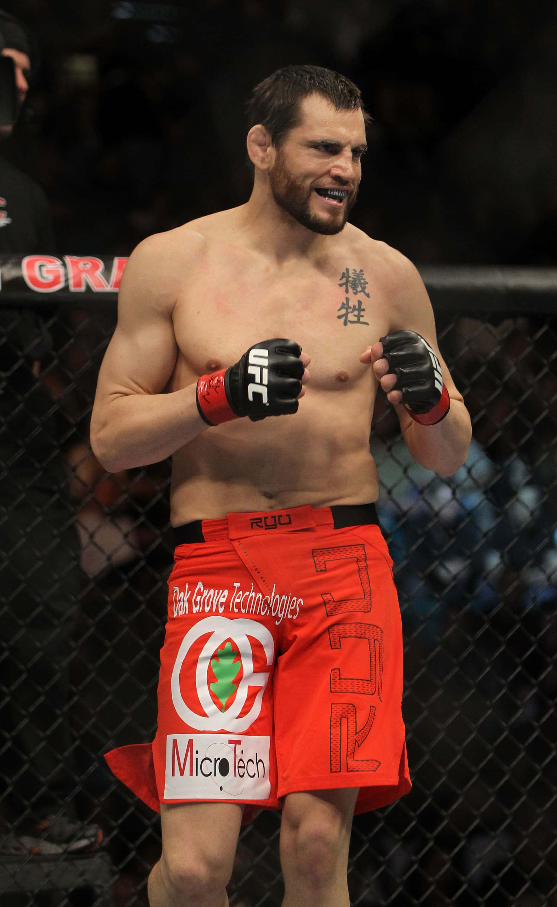 Jon Fitch stående i buret UFC 141 Bakgrunner