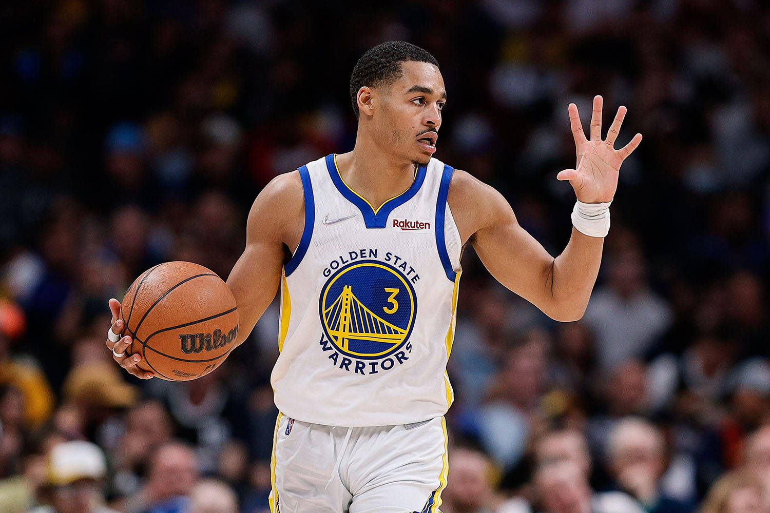 Jordan Poole med hendene opp Bakgrunner