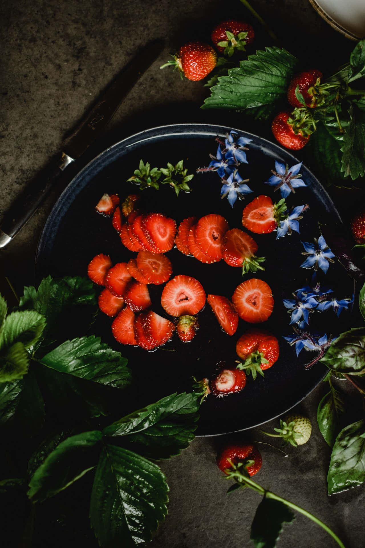 Jordbær og blå forglemmegei-blomster Telefonbakgrunn Bakgrunner