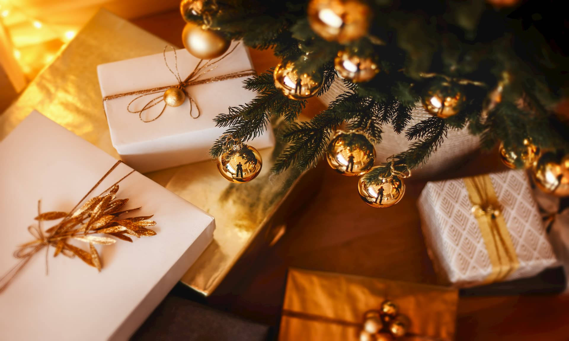 Julegaver under juletreet Bakgrunner