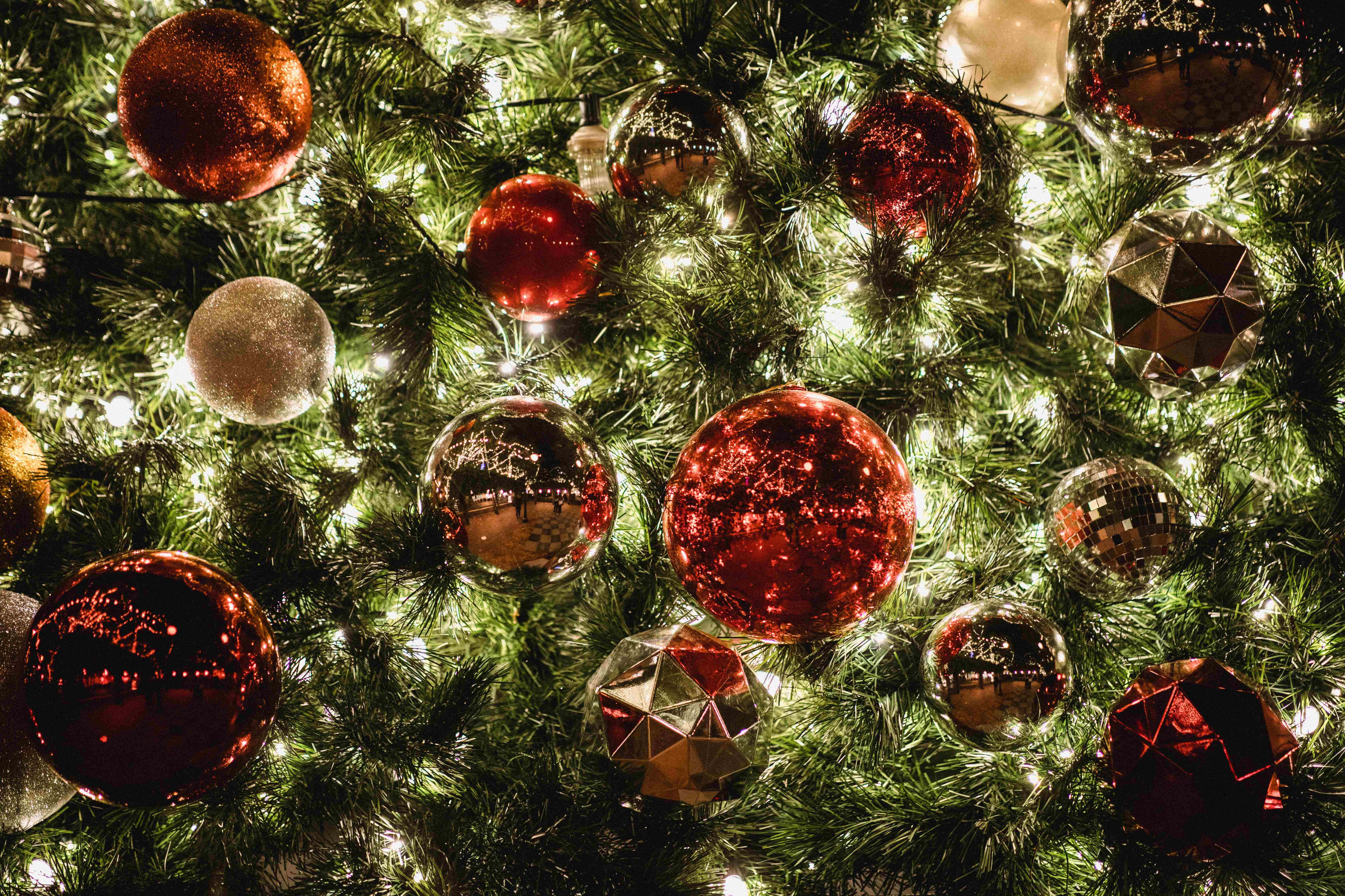 Juletre nærbilde med pynt og lys som bakgrunn Bakgrunner