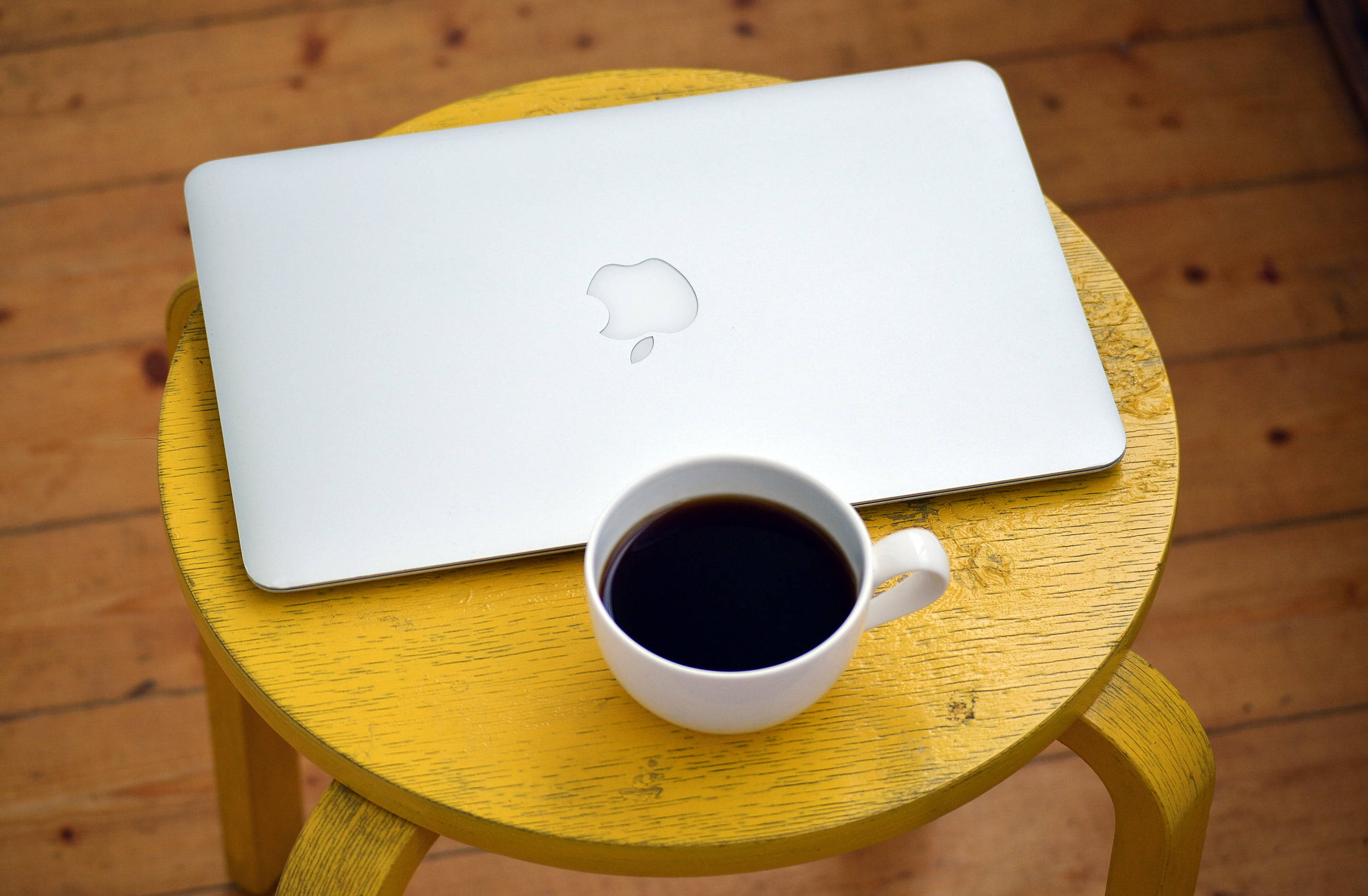 Kaffe og MacBook Air Bakgrunner